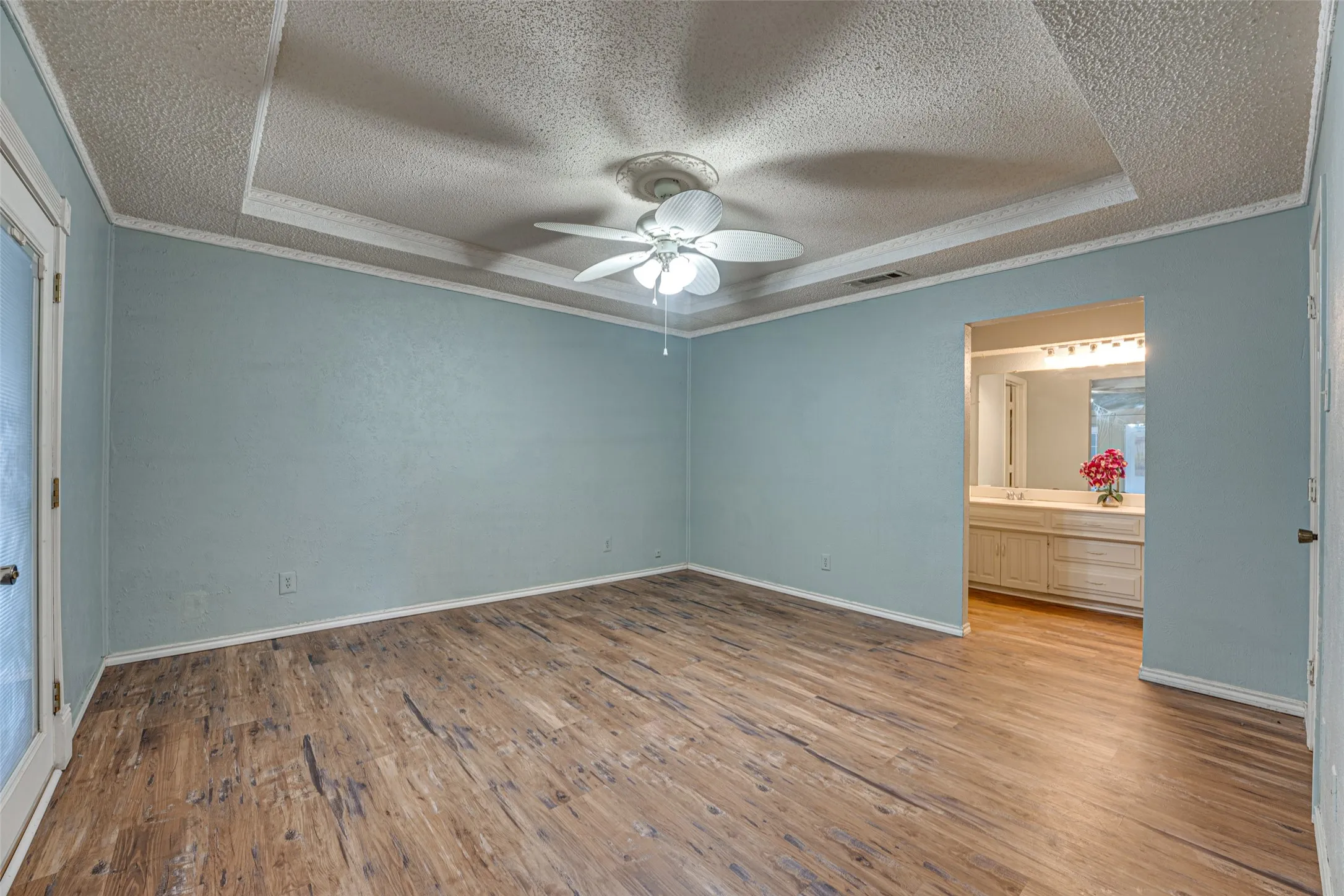 Single Family Residence For Rent in Dallas County , 917 Meadowgate Drive, Garland, Texas 75040, 3 Bedroom, 3 Bathroom, 2 Garage spaces, 1,982 Sqft, built in 1978, mls#21347401, Real Estate Agent in Garland, Homes For Rent in Dallas county, Homes For Rent in Garland, Realtor in Garland Texas, Real Estate Brokerage Independent Realty Texas, Luminita Cordes Realtor