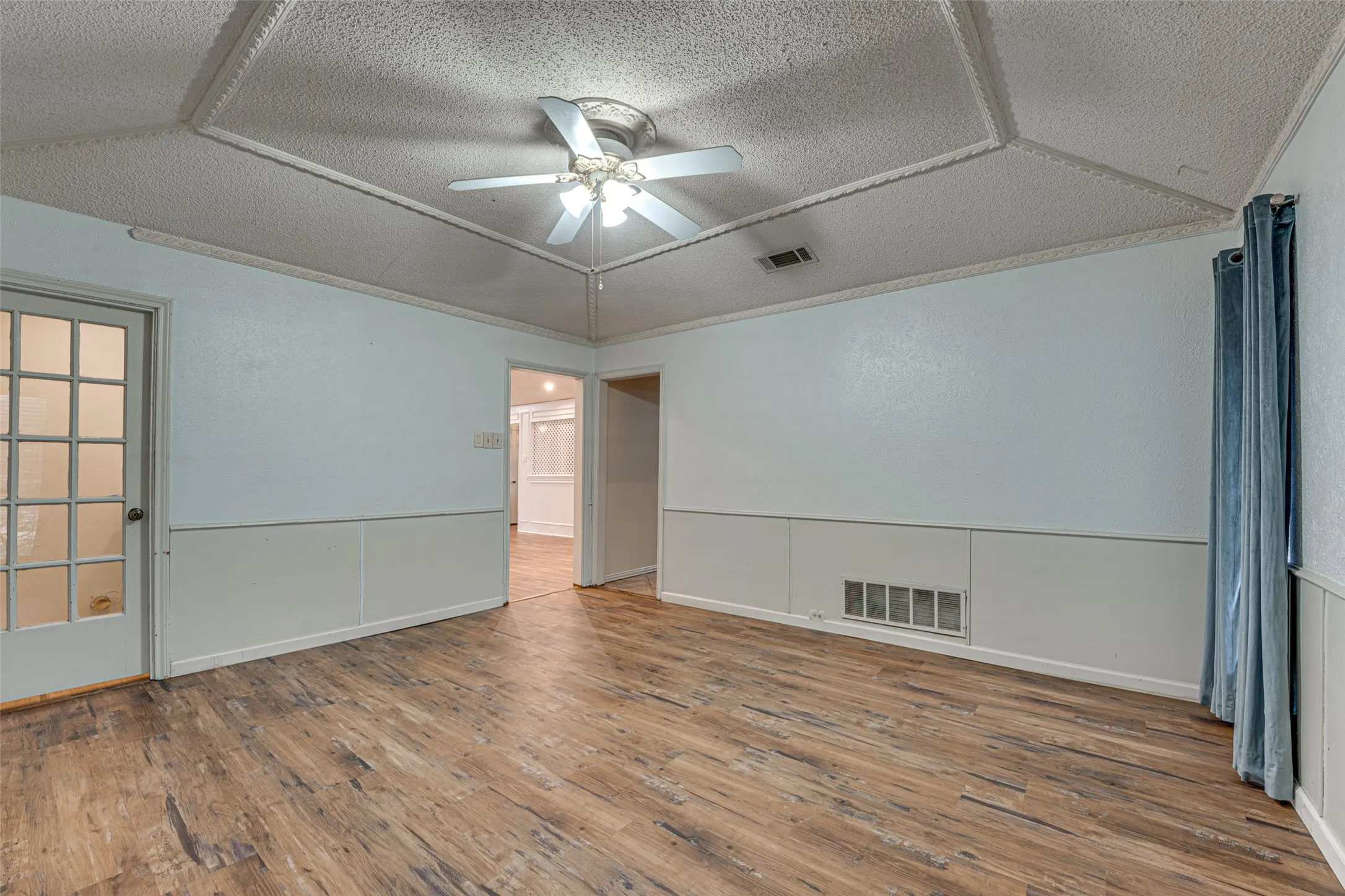 Single Family Residence For Rent in Dallas County , 917 Meadowgate Drive, Garland, Texas 75040, 3 Bedroom, 3 Bathroom, 2 Garage spaces, 1,982 Sqft, built in 1978, mls#21347401, Real Estate Agent in Garland, Homes For Rent in Dallas county, Homes For Rent in Garland, Realtor in Garland Texas, Real Estate Brokerage Independent Realty Texas, Luminita Cordes Realtor