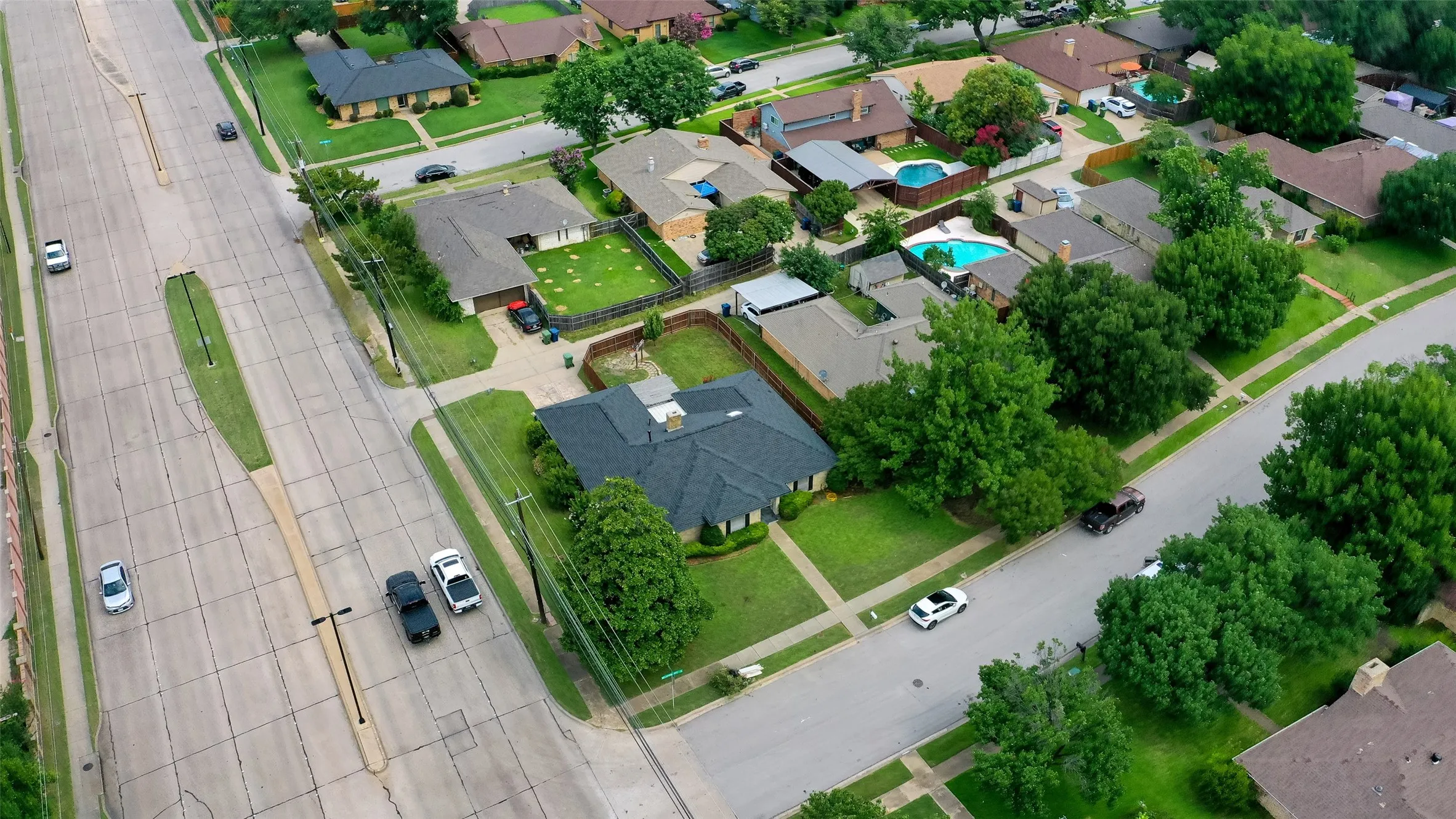 Single Family Residence For Rent in Dallas County , 917 Meadowgate Drive, Garland, Texas 75040, 3 Bedroom, 3 Bathroom, 2 Garage spaces, 1,982 Sqft, built in 1978, mls#21347401, Real Estate Agent in Garland, Homes For Rent in Dallas county, Homes For Rent in Garland, Realtor in Garland Texas, Real Estate Brokerage Independent Realty Texas, Luminita Cordes Realtor
