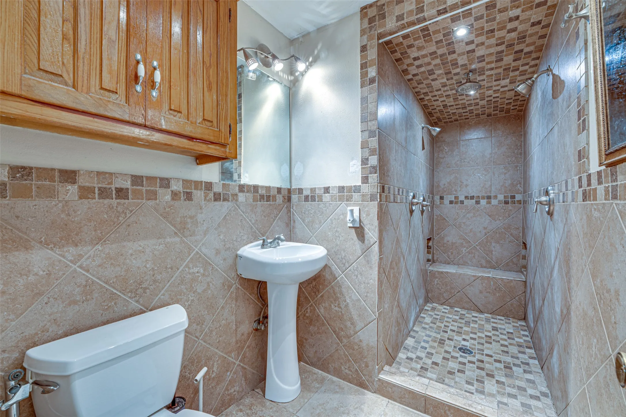 Single Family Residence For Rent in Dallas County , 917 Meadowgate Drive, Garland, Texas 75040, 3 Bedroom, 3 Bathroom, 2 Garage spaces, 1,982 Sqft, built in 1978, mls#21347401, Real Estate Agent in Garland, Homes For Rent in Dallas county, Homes For Rent in Garland, Realtor in Garland Texas, Real Estate Brokerage Independent Realty Texas, Luminita Cordes Realtor
