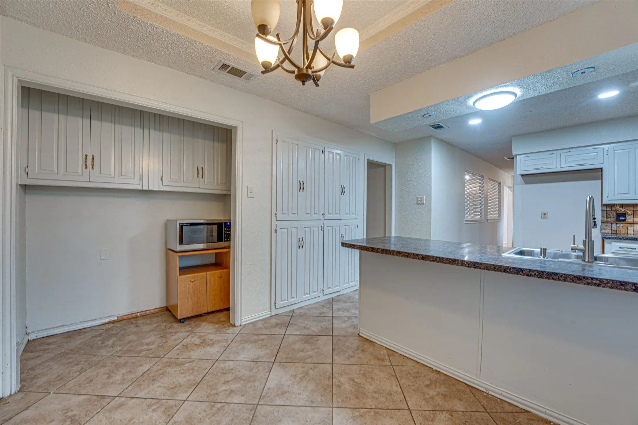 Single Family Residence For Rent in Dallas County , 917 Meadowgate Drive, Garland, Texas 75040, 3 Bedroom, 3 Bathroom, 2 Garage spaces, 1,982 Sqft, built in 1978, mls#21347401, Real Estate Agent in Garland, Homes For Rent in Dallas county, Homes For Rent in Garland, Realtor in Garland Texas, Real Estate Brokerage Independent Realty Texas, Luminita Cordes Realtor