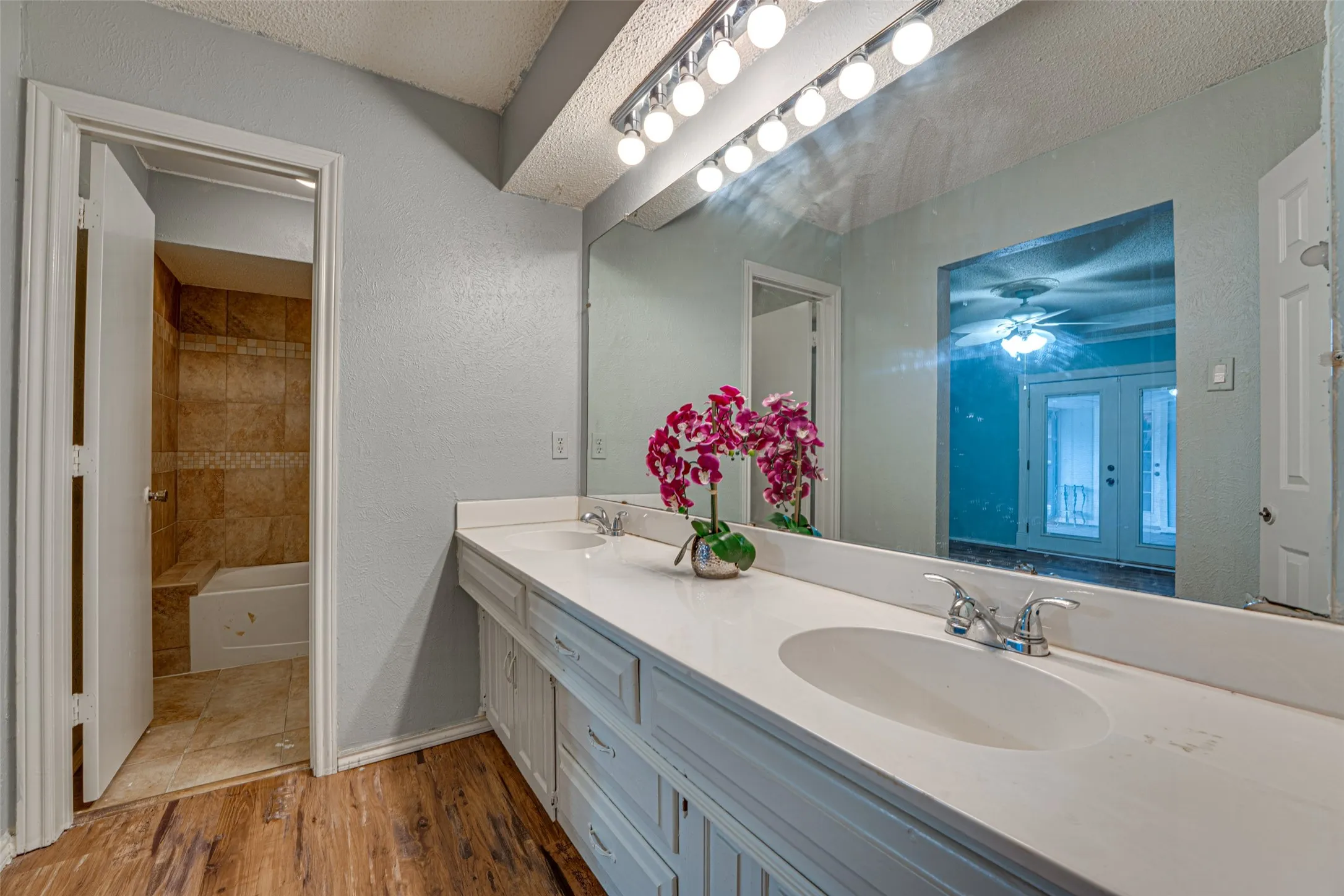 Single Family Residence For Rent in Dallas County , 917 Meadowgate Drive, Garland, Texas 75040, 3 Bedroom, 3 Bathroom, 2 Garage spaces, 1,982 Sqft, built in 1978, mls#21347401, Real Estate Agent in Garland, Homes For Rent in Dallas county, Homes For Rent in Garland, Realtor in Garland Texas, Real Estate Brokerage Independent Realty Texas, Luminita Cordes Realtor