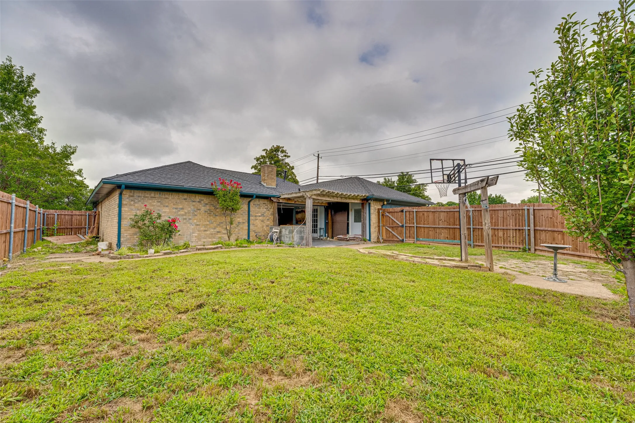 Single Family Residence For Rent in Dallas County , 917 Meadowgate Drive, Garland, Texas 75040, 3 Bedroom, 3 Bathroom, 2 Garage spaces, 1,982 Sqft, built in 1978, mls#21347401, Real Estate Agent in Garland, Homes For Rent in Dallas county, Homes For Rent in Garland, Realtor in Garland Texas, Real Estate Brokerage Independent Realty Texas, Luminita Cordes Realtor