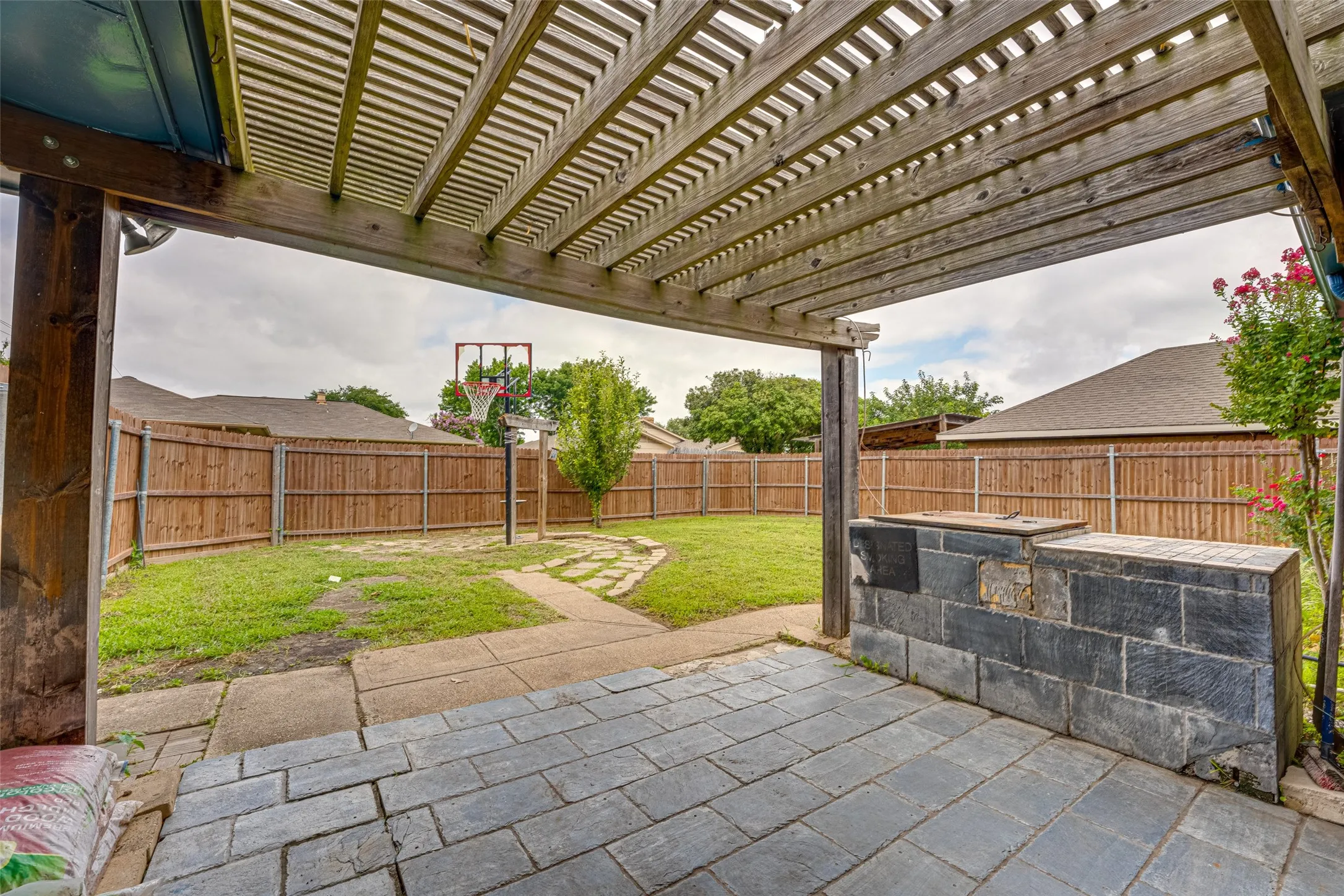 Single Family Residence For Rent in Dallas County , 917 Meadowgate Drive, Garland, Texas 75040, 3 Bedroom, 3 Bathroom, 2 Garage spaces, 1,982 Sqft, built in 1978, mls#21347401, Real Estate Agent in Garland, Homes For Rent in Dallas county, Homes For Rent in Garland, Realtor in Garland Texas, Real Estate Brokerage Independent Realty Texas, Luminita Cordes Realtor