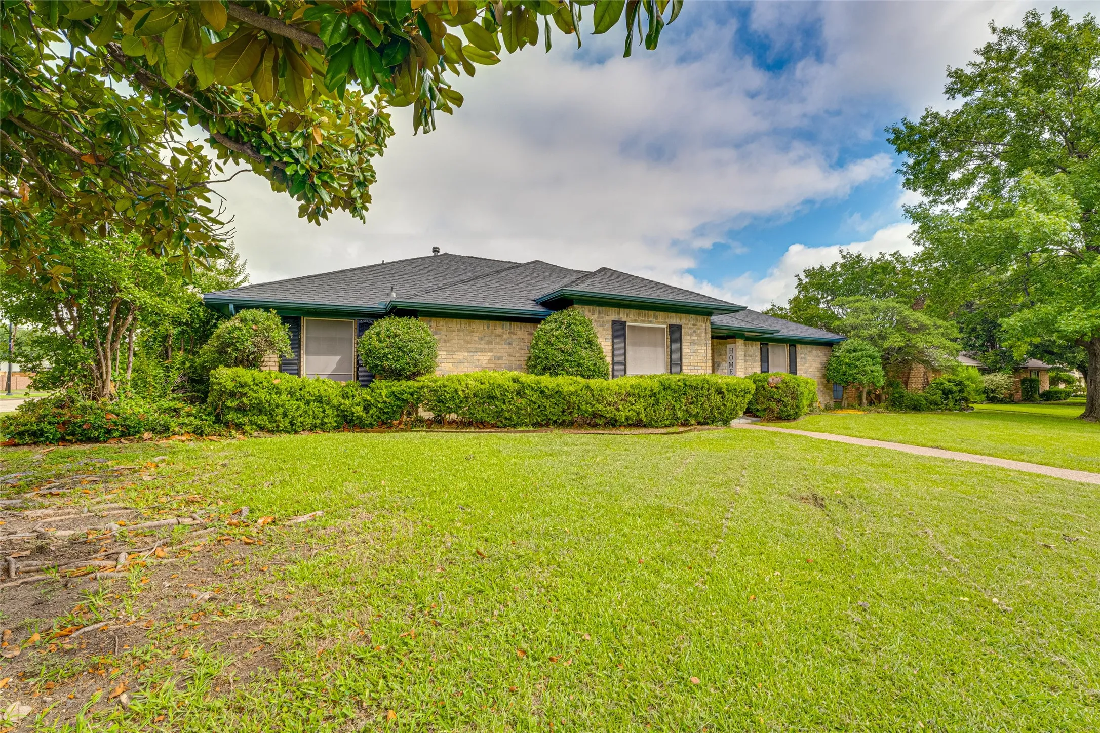 Single Family Residence For Rent in Dallas County , 917 Meadowgate Drive, Garland, Texas 75040, 3 Bedroom, 3 Bathroom, 2 Garage spaces, 1,982 Sqft, built in 1978, mls#21347401, Real Estate Agent in Garland, Homes For Rent in Dallas county, Homes For Rent in Garland, Realtor in Garland Texas, Real Estate Brokerage Independent Realty Texas, Luminita Cordes Realtor