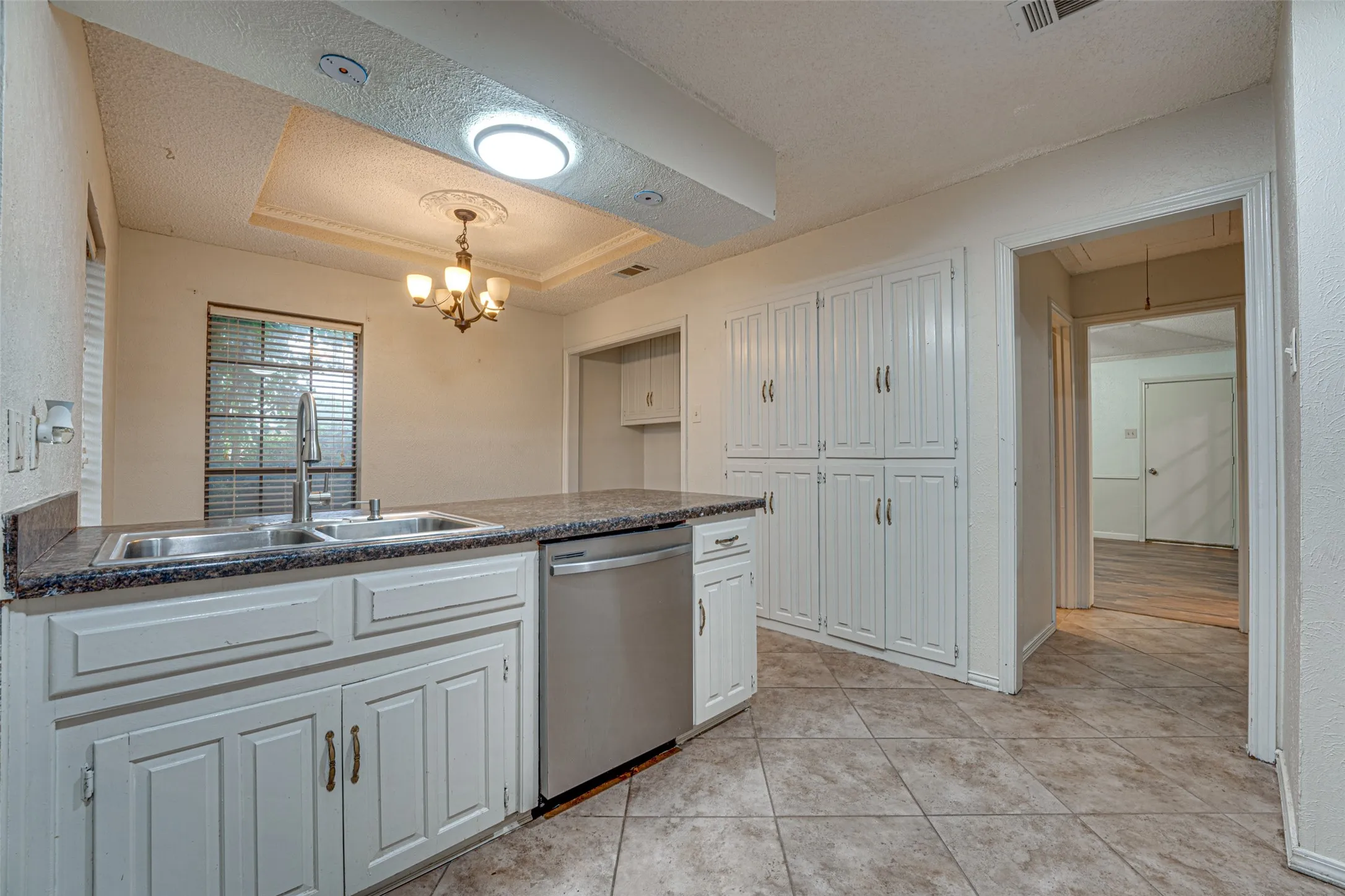 Single Family Residence For Rent in Dallas County , 917 Meadowgate Drive, Garland, Texas 75040, 3 Bedroom, 3 Bathroom, 2 Garage spaces, 1,982 Sqft, built in 1978, mls#21347401, Real Estate Agent in Garland, Homes For Rent in Dallas county, Homes For Rent in Garland, Realtor in Garland Texas, Real Estate Brokerage Independent Realty Texas, Luminita Cordes Realtor