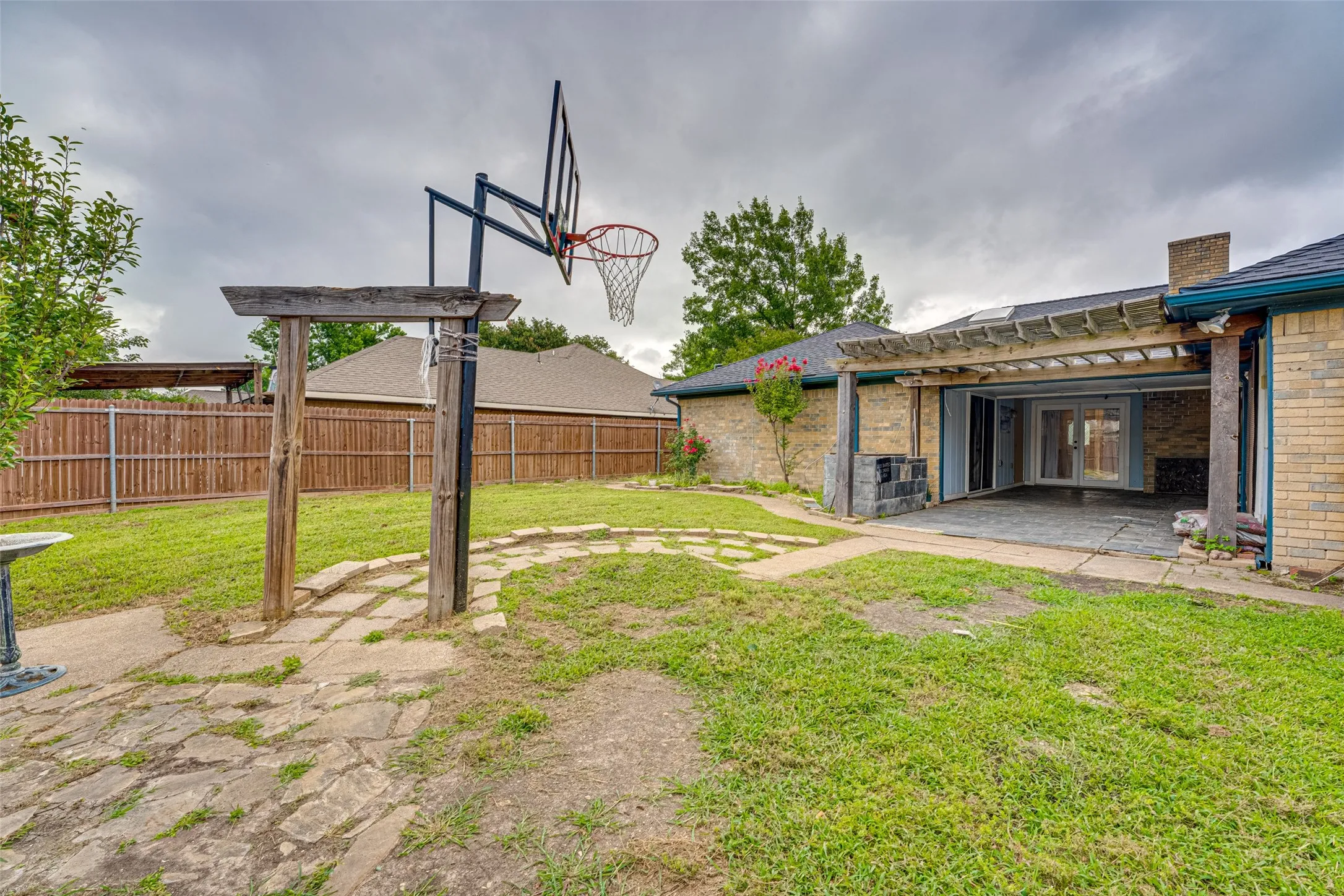 Single Family Residence For Rent in Dallas County , 917 Meadowgate Drive, Garland, Texas 75040, 3 Bedroom, 3 Bathroom, 2 Garage spaces, 1,982 Sqft, built in 1978, mls#21347401, Real Estate Agent in Garland, Homes For Rent in Dallas county, Homes For Rent in Garland, Realtor in Garland Texas, Real Estate Brokerage Independent Realty Texas, Luminita Cordes Realtor