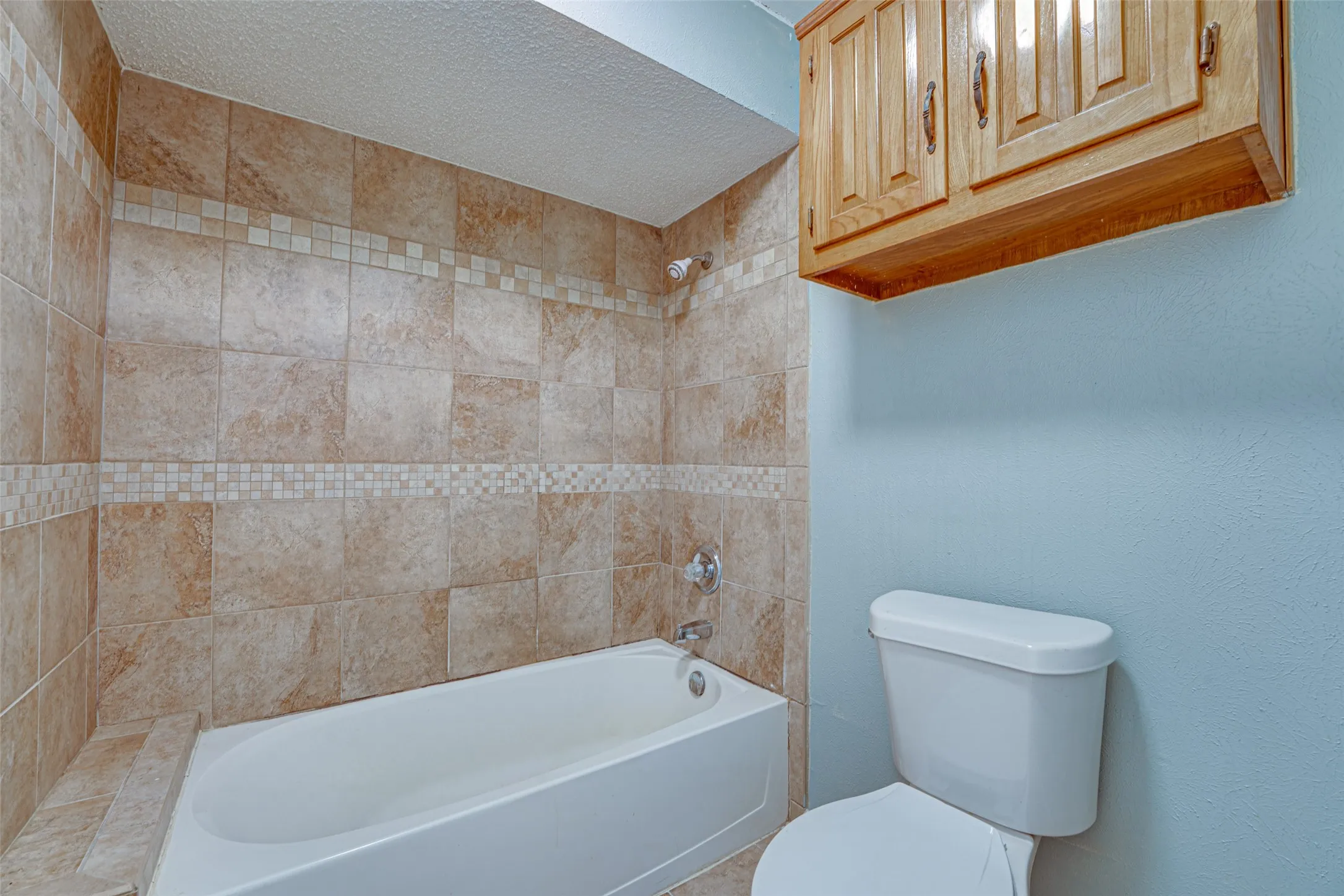 Single Family Residence For Rent in Dallas County , 917 Meadowgate Drive, Garland, Texas 75040, 3 Bedroom, 3 Bathroom, 2 Garage spaces, 1,982 Sqft, built in 1978, mls#21347401, Real Estate Agent in Garland, Homes For Rent in Dallas county, Homes For Rent in Garland, Realtor in Garland Texas, Real Estate Brokerage Independent Realty Texas, Luminita Cordes Realtor