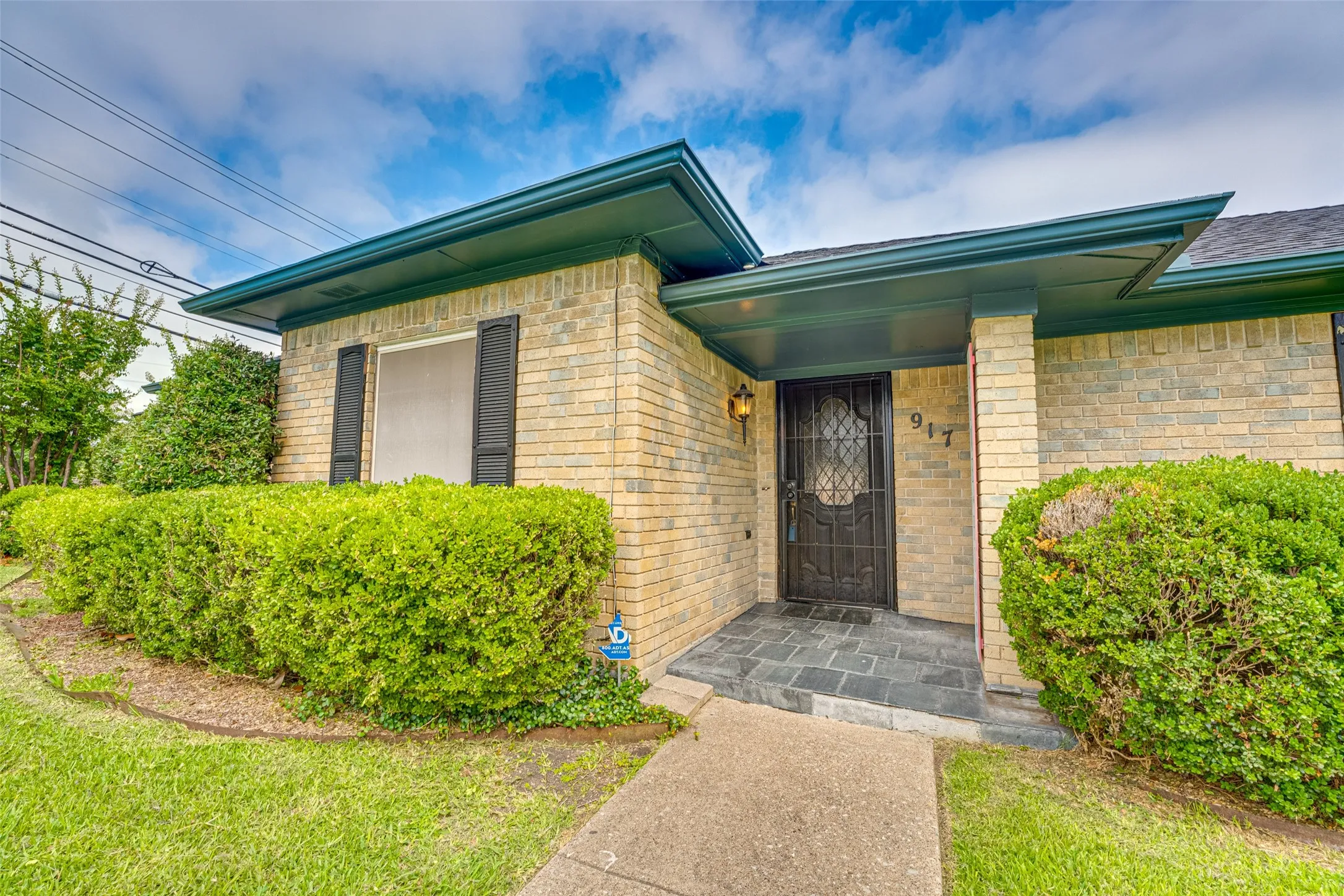 Single Family Residence For Rent in Dallas County , 917 Meadowgate Drive, Garland, Texas 75040, 3 Bedroom, 3 Bathroom, 2 Garage spaces, 1,982 Sqft, built in 1978, mls#21347401, Real Estate Agent in Garland, Homes For Rent in Dallas county, Homes For Rent in Garland, Realtor in Garland Texas, Real Estate Brokerage Independent Realty Texas, Luminita Cordes Realtor