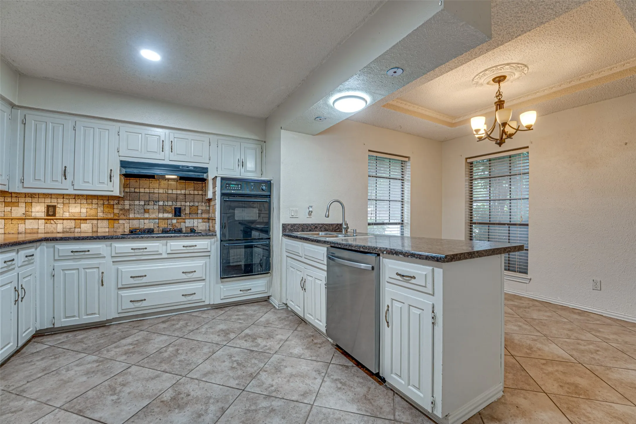 Single Family Residence For Rent in Dallas County , 917 Meadowgate Drive, Garland, Texas 75040, 3 Bedroom, 3 Bathroom, 2 Garage spaces, 1,982 Sqft, built in 1978, mls#21347401, Real Estate Agent in Garland, Homes For Rent in Dallas county, Homes For Rent in Garland, Realtor in Garland Texas, Real Estate Brokerage Independent Realty Texas, Luminita Cordes Realtor