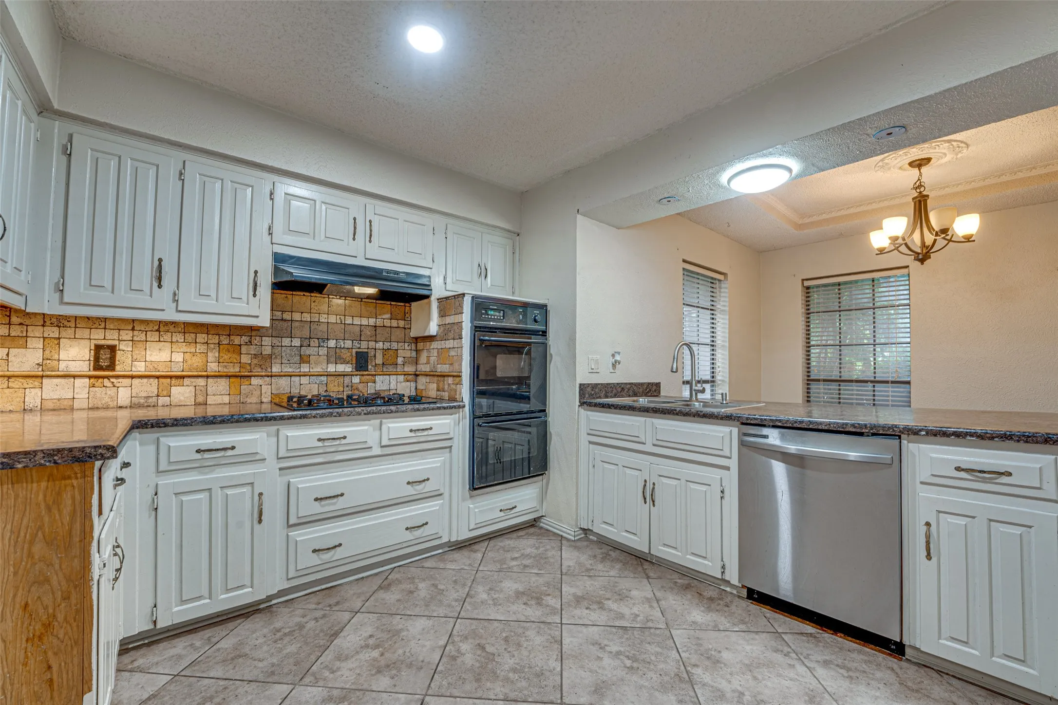 Single Family Residence For Rent in Dallas County , 917 Meadowgate Drive, Garland, Texas 75040, 3 Bedroom, 3 Bathroom, 2 Garage spaces, 1,982 Sqft, built in 1978, mls#21347401, Real Estate Agent in Garland, Homes For Rent in Dallas county, Homes For Rent in Garland, Realtor in Garland Texas, Real Estate Brokerage Independent Realty Texas, Luminita Cordes Realtor