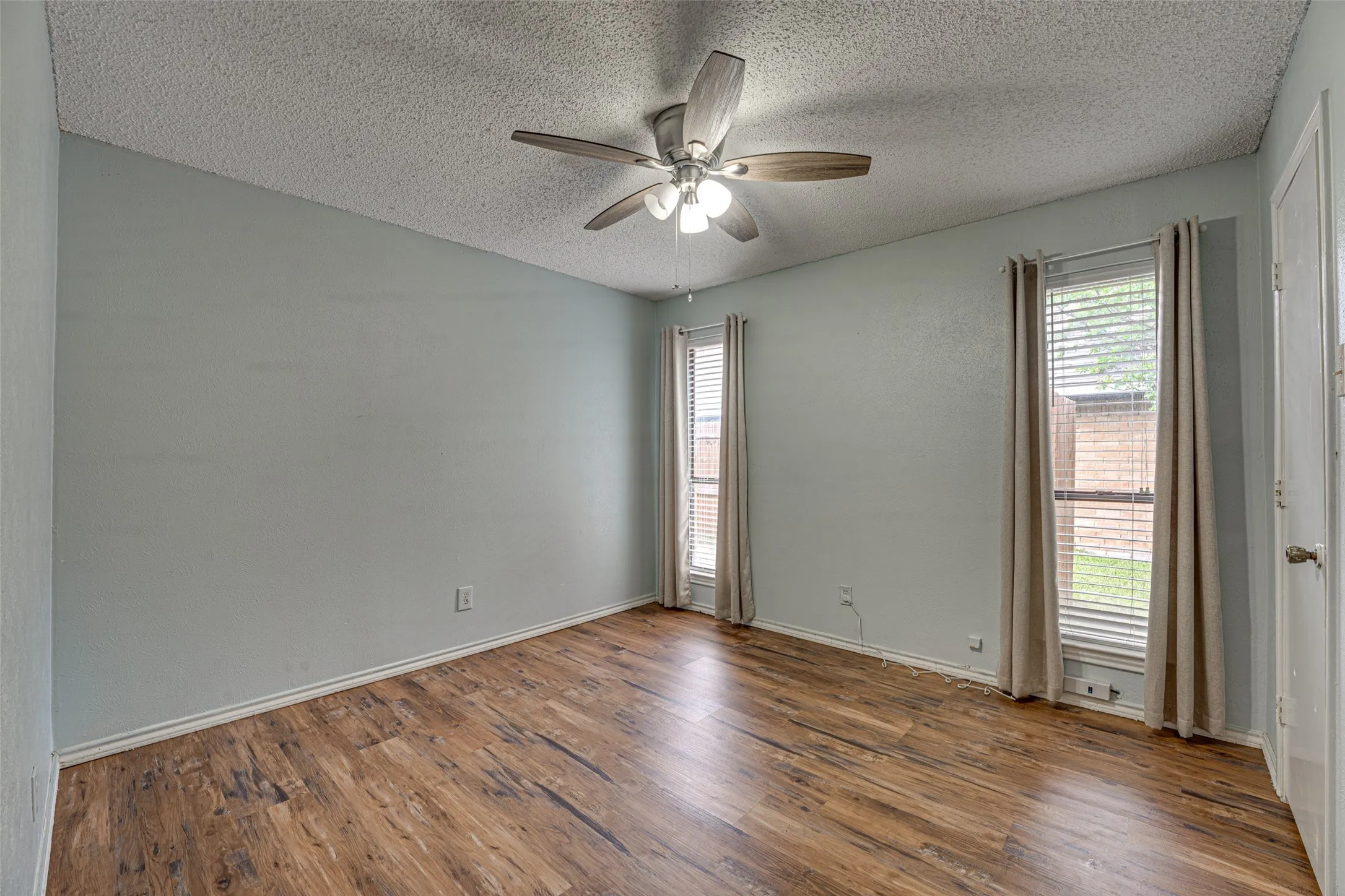 Single Family Residence For Rent in Dallas County , 917 Meadowgate Drive, Garland, Texas 75040, 3 Bedroom, 3 Bathroom, 2 Garage spaces, 1,982 Sqft, built in 1978, mls#21347401, Real Estate Agent in Garland, Homes For Rent in Dallas county, Homes For Rent in Garland, Realtor in Garland Texas, Real Estate Brokerage Independent Realty Texas, Luminita Cordes Realtor