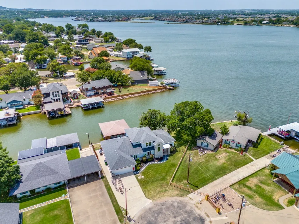 Single Family Residence For Sale in Hood County , 3416 Zanzibar Court, Granbury, Texas 76048, 3 Bedroom, 3 Bathroom, 4 Garage spaces, 2,670 Sqft, built in 2017, mls#21349132, Real Estate Agent in Granbury, Homes For Sale in Hood county, Homes For Sale in Granbury, Realtor in Granbury Texas, Real Estate Brokerage Independent Realty Texas, Luminita Cordes Realtor
