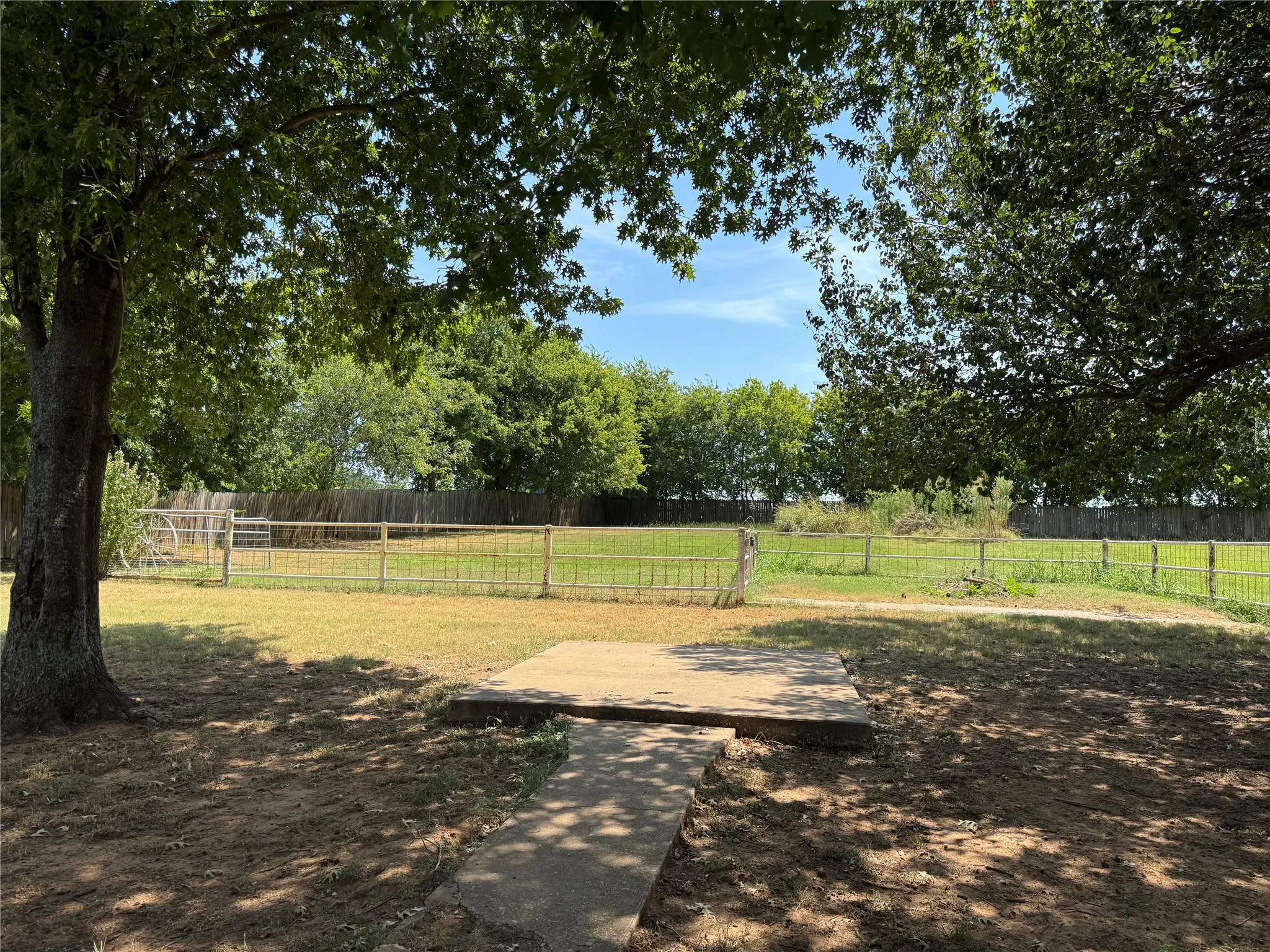 Mobile Home For Sale in Cooke County , 168 County Road 193, Gainesville, Texas 76240, 2 Bedroom, 2 Bathroom, Garage spaces, 1,064 Sqft, built in 1984, mls#21352890, Real Estate Agent in Gainesville, Homes For Sale in Cooke county, Homes For Sale in Gainesville, Realtor in Gainesville Texas, Real Estate Brokerage Independent Realty Texas, Luminita Cordes Realtor