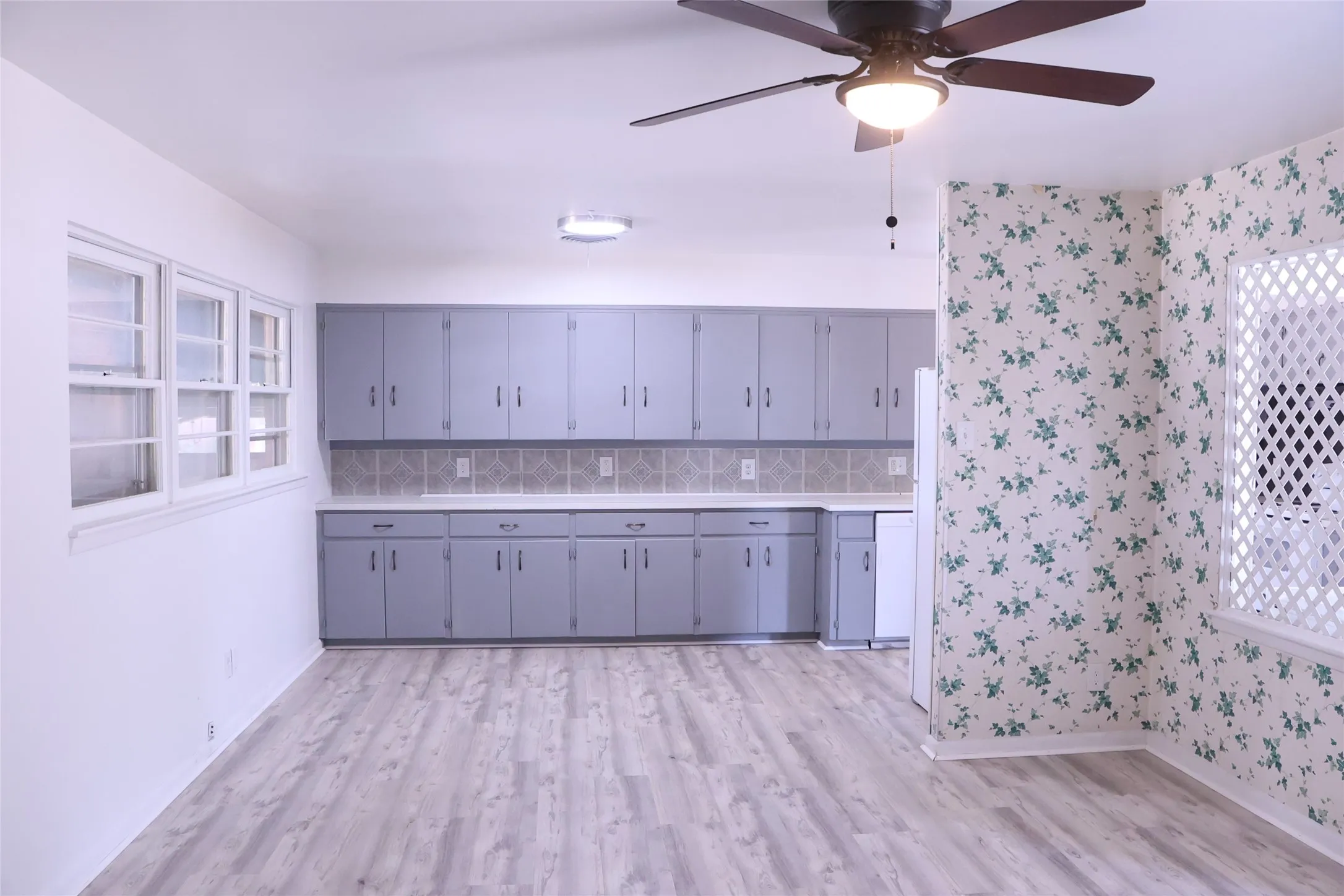 Single Family Residence For Sale in Grayson County , 2705 Sunset Street, Denison, Texas 75020, 3 Bedroom, 1 Bathroom, Garage spaces, 1,296 Sqft, built in 1964, mls#21351562, Real Estate Agent in Denison, Homes For Sale in Grayson county, Homes For Sale in Denison, Realtor in Denison Texas, Real Estate Brokerage Independent Realty Texas, Luminita Cordes Realtor