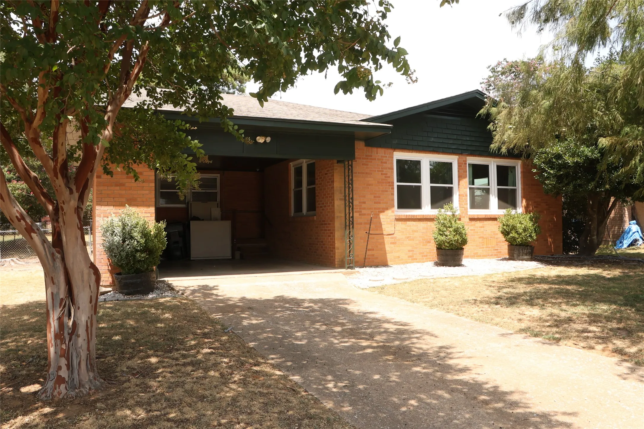Single Family Residence For Sale in Grayson County , 2705 Sunset Street, Denison, Texas 75020, 3 Bedroom, 1 Bathroom, Garage spaces, 1,296 Sqft, built in 1964, mls#21351562, Real Estate Agent in Denison, Homes For Sale in Grayson county, Homes For Sale in Denison, Realtor in Denison Texas, Real Estate Brokerage Independent Realty Texas, Luminita Cordes Realtor