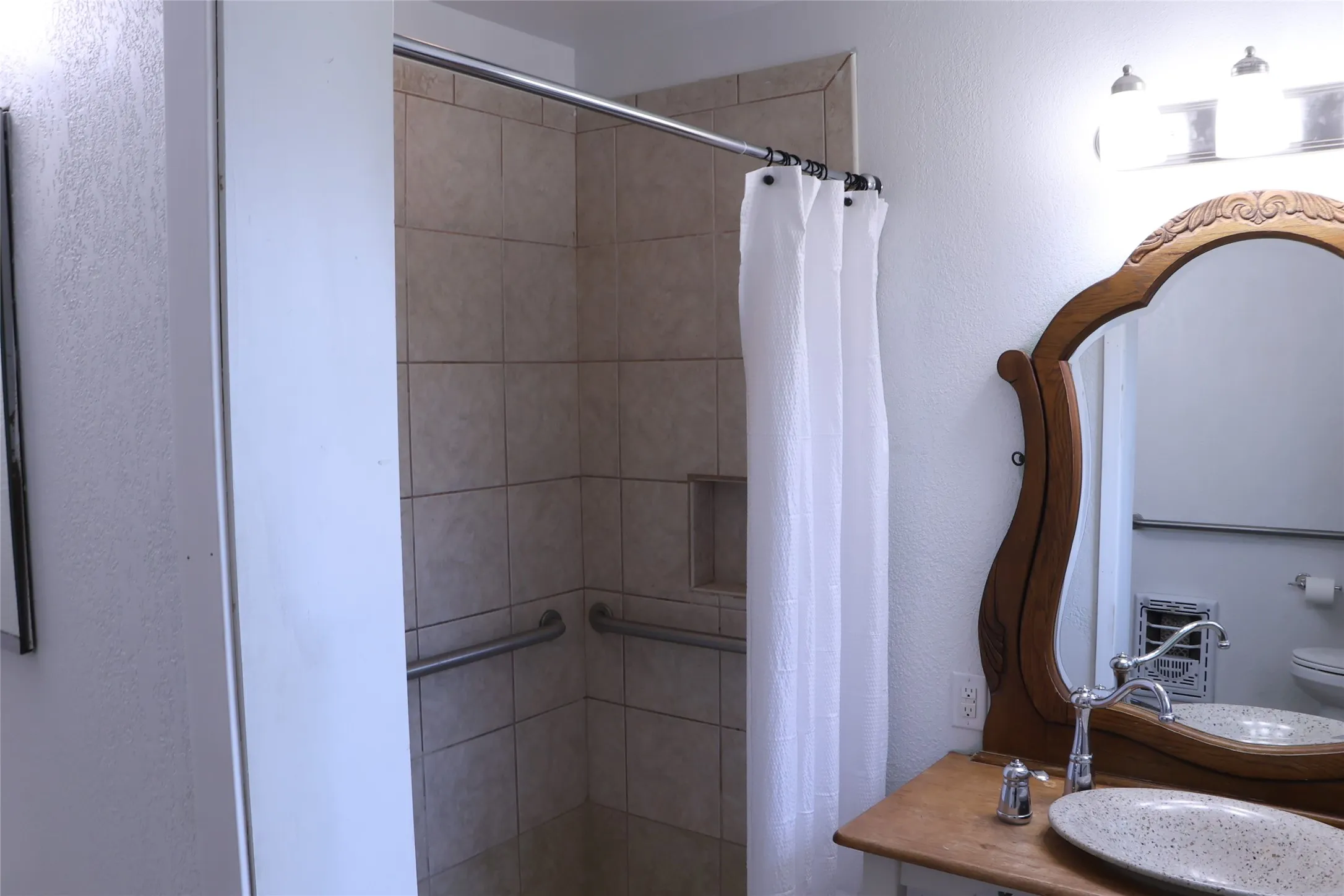 Single Family Residence For Sale in Grayson County , 2705 Sunset Street, Denison, Texas 75020, 3 Bedroom, 1 Bathroom, Garage spaces, 1,296 Sqft, built in 1964, mls#21351562, Real Estate Agent in Denison, Homes For Sale in Grayson county, Homes For Sale in Denison, Realtor in Denison Texas, Real Estate Brokerage Independent Realty Texas, Luminita Cordes Realtor
