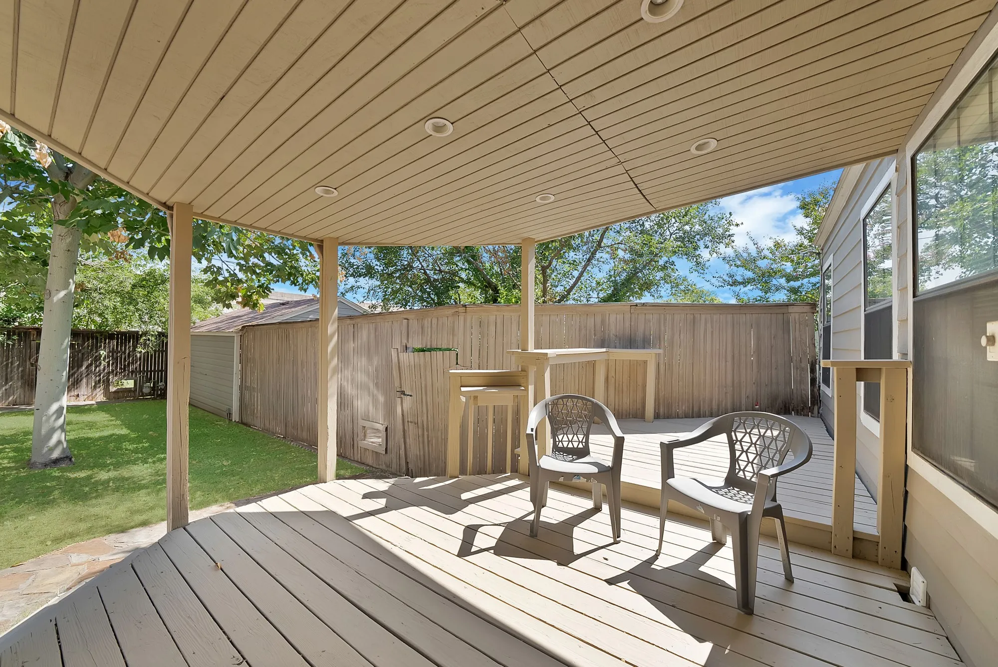 Single Family Residence For Sale in Tarrant County , 4028 Locke Avenue, Fort Worth, Texas 76107, 2 Bedroom, 1 Bathroom, 2 Garage spaces, 1,013 Sqft, built in 1943, mls#21353055, Real Estate Agent in Fort Worth, Homes For Sale in Tarrant county, Homes For Sale in Fort Worth, Realtor in Fort Worth Texas, Real Estate Brokerage Independent Realty Texas, Luminita Cordes Realtor