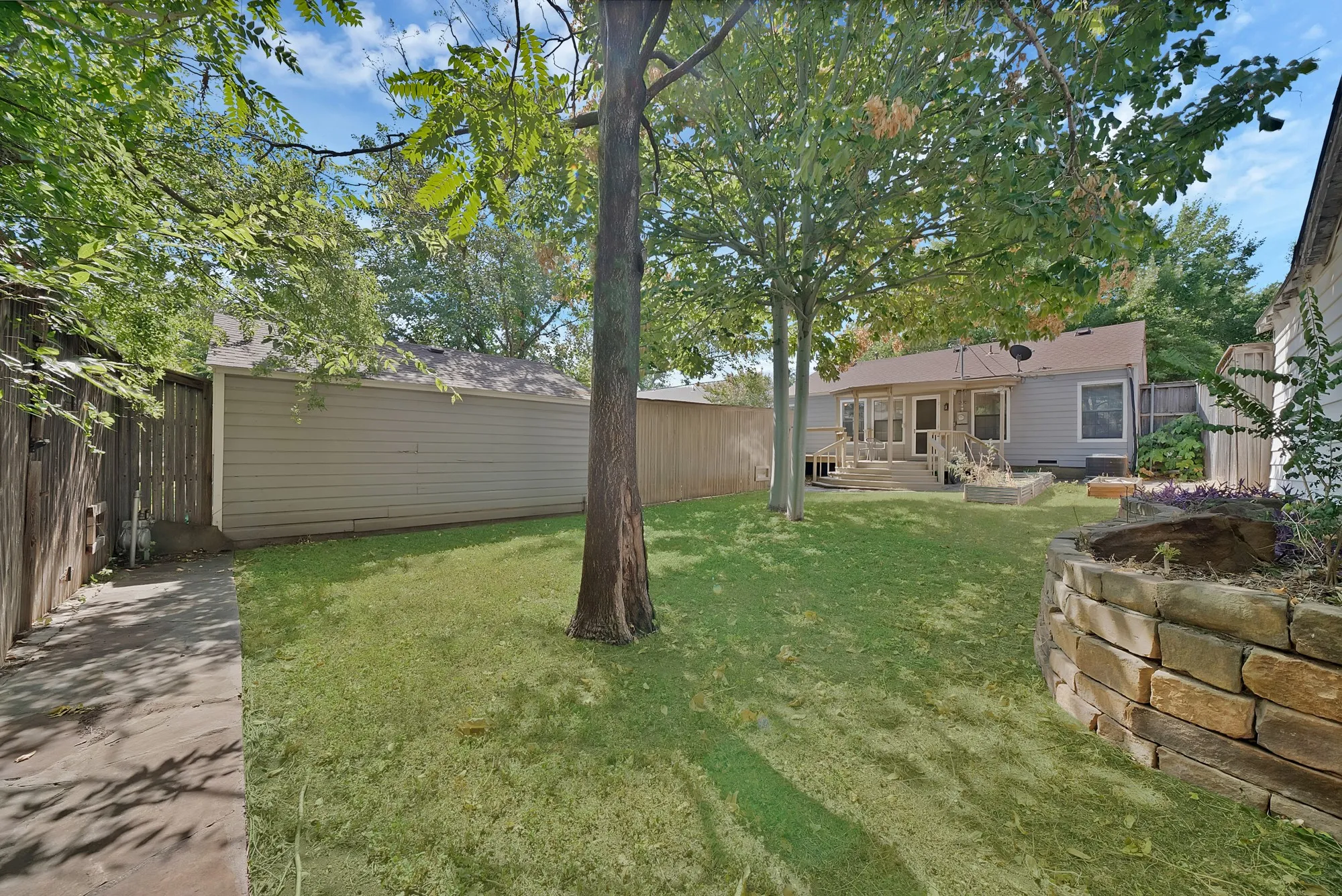 Single Family Residence For Sale in Tarrant County , 4028 Locke Avenue, Fort Worth, Texas 76107, 2 Bedroom, 1 Bathroom, 2 Garage spaces, 1,013 Sqft, built in 1943, mls#21353055, Real Estate Agent in Fort Worth, Homes For Sale in Tarrant county, Homes For Sale in Fort Worth, Realtor in Fort Worth Texas, Real Estate Brokerage Independent Realty Texas, Luminita Cordes Realtor