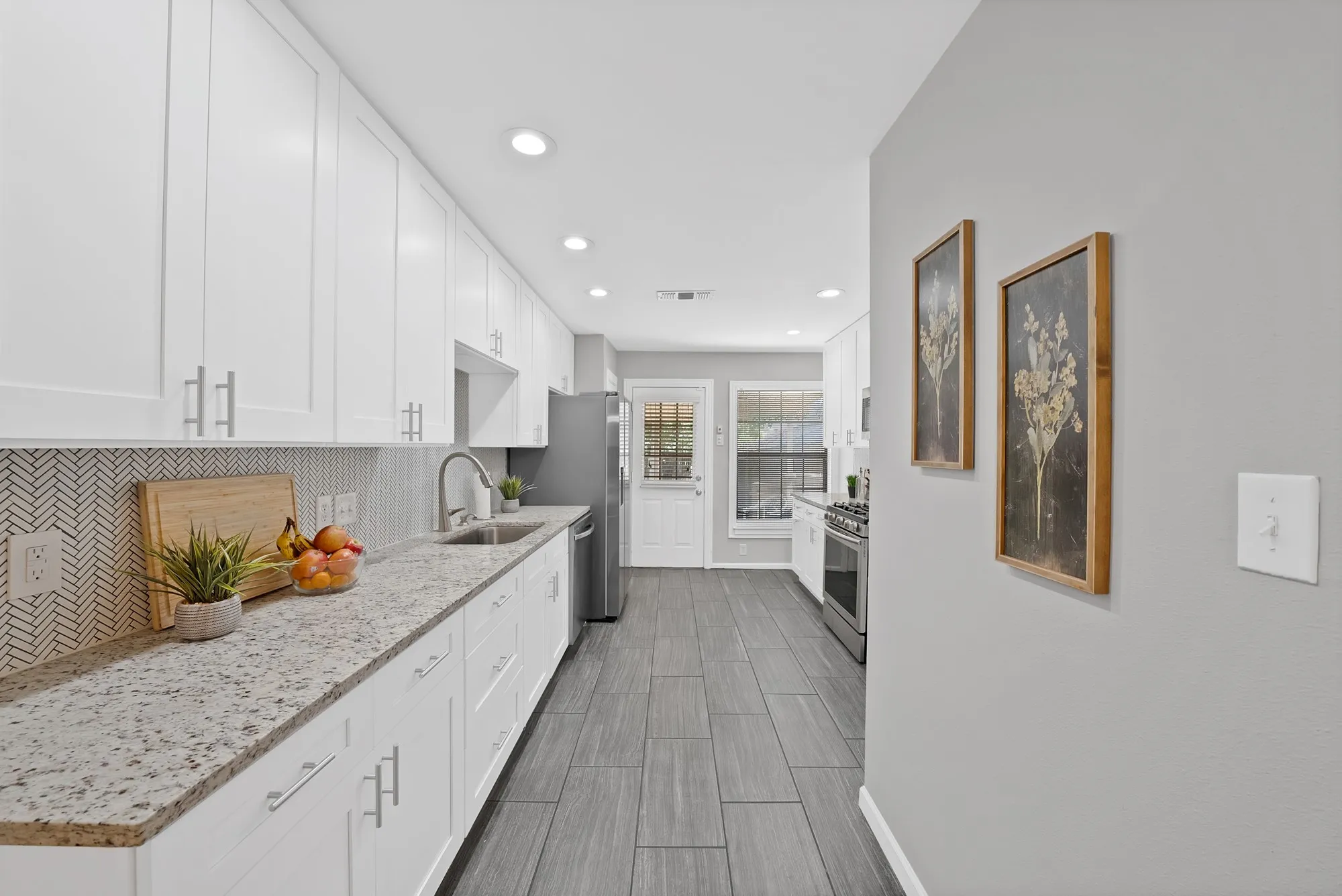 Single Family Residence For Sale in Tarrant County , 4028 Locke Avenue, Fort Worth, Texas 76107, 2 Bedroom, 1 Bathroom, 2 Garage spaces, 1,013 Sqft, built in 1943, mls#21353055, Real Estate Agent in Fort Worth, Homes For Sale in Tarrant county, Homes For Sale in Fort Worth, Realtor in Fort Worth Texas, Real Estate Brokerage Independent Realty Texas, Luminita Cordes Realtor