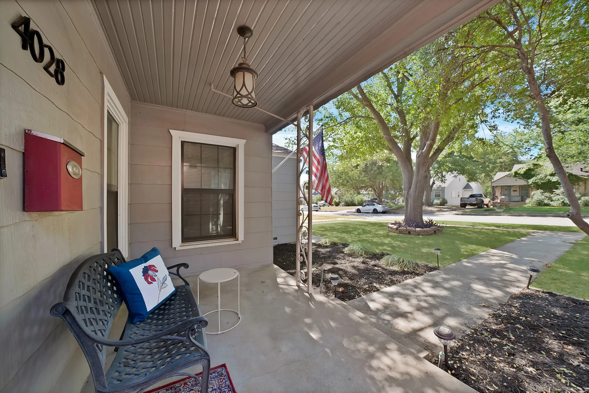 Single Family Residence For Sale in Tarrant County , 4028 Locke Avenue, Fort Worth, Texas 76107, 2 Bedroom, 1 Bathroom, 2 Garage spaces, 1,013 Sqft, built in 1943, mls#21353055, Real Estate Agent in Fort Worth, Homes For Sale in Tarrant county, Homes For Sale in Fort Worth, Realtor in Fort Worth Texas, Real Estate Brokerage Independent Realty Texas, Luminita Cordes Realtor