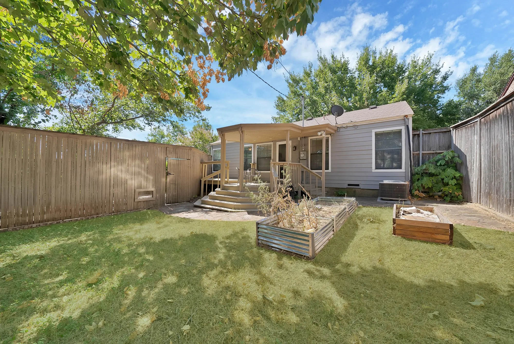Single Family Residence For Sale in Tarrant County , 4028 Locke Avenue, Fort Worth, Texas 76107, 2 Bedroom, 1 Bathroom, 2 Garage spaces, 1,013 Sqft, built in 1943, mls#21353055, Real Estate Agent in Fort Worth, Homes For Sale in Tarrant county, Homes For Sale in Fort Worth, Realtor in Fort Worth Texas, Real Estate Brokerage Independent Realty Texas, Luminita Cordes Realtor