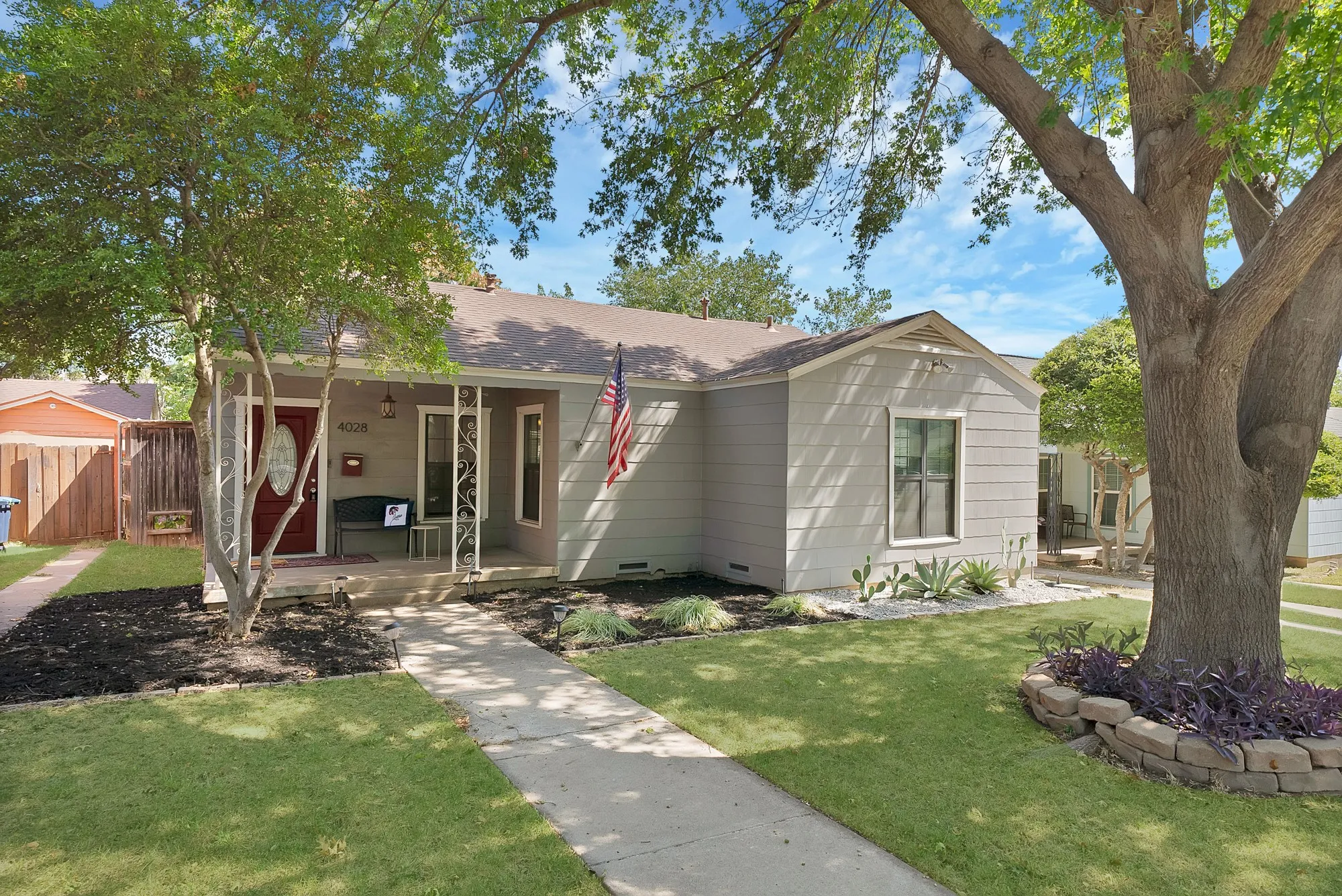 Single Family Residence For Sale in Tarrant County , 4028 Locke Avenue, Fort Worth, Texas 76107, 2 Bedroom, 1 Bathroom, 2 Garage spaces, 1,013 Sqft, built in 1943, mls#21353055, Real Estate Agent in Fort Worth, Homes For Sale in Tarrant county, Homes For Sale in Fort Worth, Realtor in Fort Worth Texas, Real Estate Brokerage Independent Realty Texas, Luminita Cordes Realtor