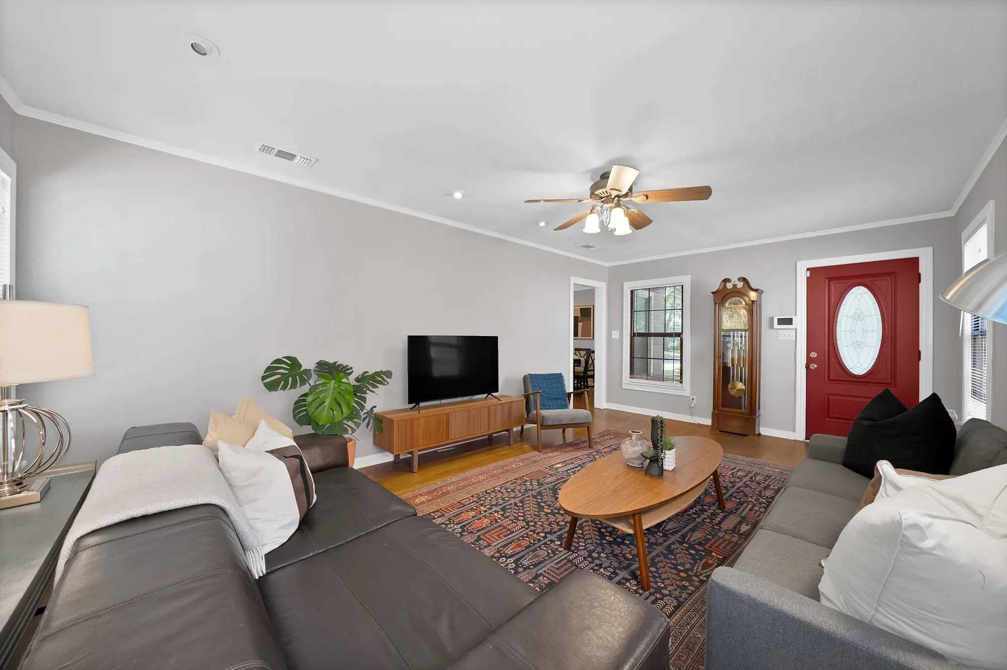 Single Family Residence For Sale in Tarrant County , 4028 Locke Avenue, Fort Worth, Texas 76107, 2 Bedroom, 1 Bathroom, 2 Garage spaces, 1,013 Sqft, built in 1943, mls#21353055, Real Estate Agent in Fort Worth, Homes For Sale in Tarrant county, Homes For Sale in Fort Worth, Realtor in Fort Worth Texas, Real Estate Brokerage Independent Realty Texas, Luminita Cordes Realtor
