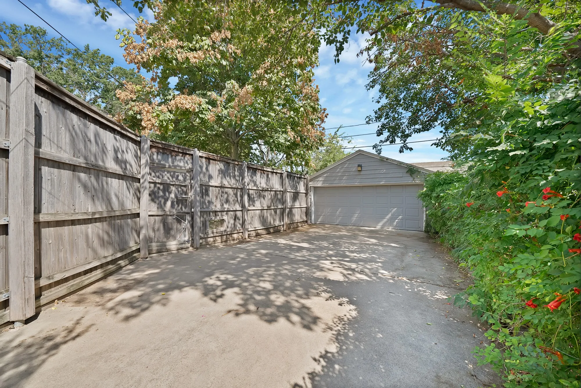 Single Family Residence For Sale in Tarrant County , 4028 Locke Avenue, Fort Worth, Texas 76107, 2 Bedroom, 1 Bathroom, 2 Garage spaces, 1,013 Sqft, built in 1943, mls#21353055, Real Estate Agent in Fort Worth, Homes For Sale in Tarrant county, Homes For Sale in Fort Worth, Realtor in Fort Worth Texas, Real Estate Brokerage Independent Realty Texas, Luminita Cordes Realtor