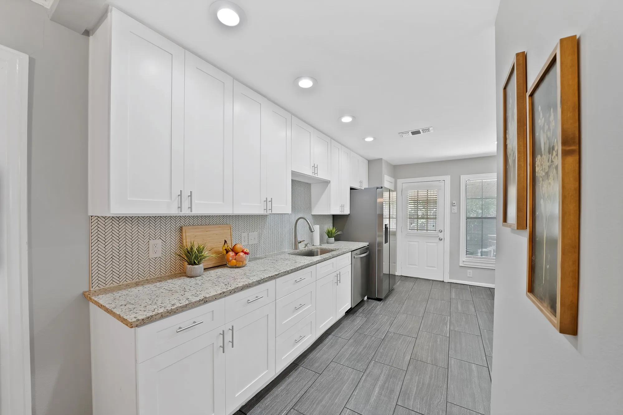 Single Family Residence For Sale in Tarrant County , 4028 Locke Avenue, Fort Worth, Texas 76107, 2 Bedroom, 1 Bathroom, 2 Garage spaces, 1,013 Sqft, built in 1943, mls#21353055, Real Estate Agent in Fort Worth, Homes For Sale in Tarrant county, Homes For Sale in Fort Worth, Realtor in Fort Worth Texas, Real Estate Brokerage Independent Realty Texas, Luminita Cordes Realtor