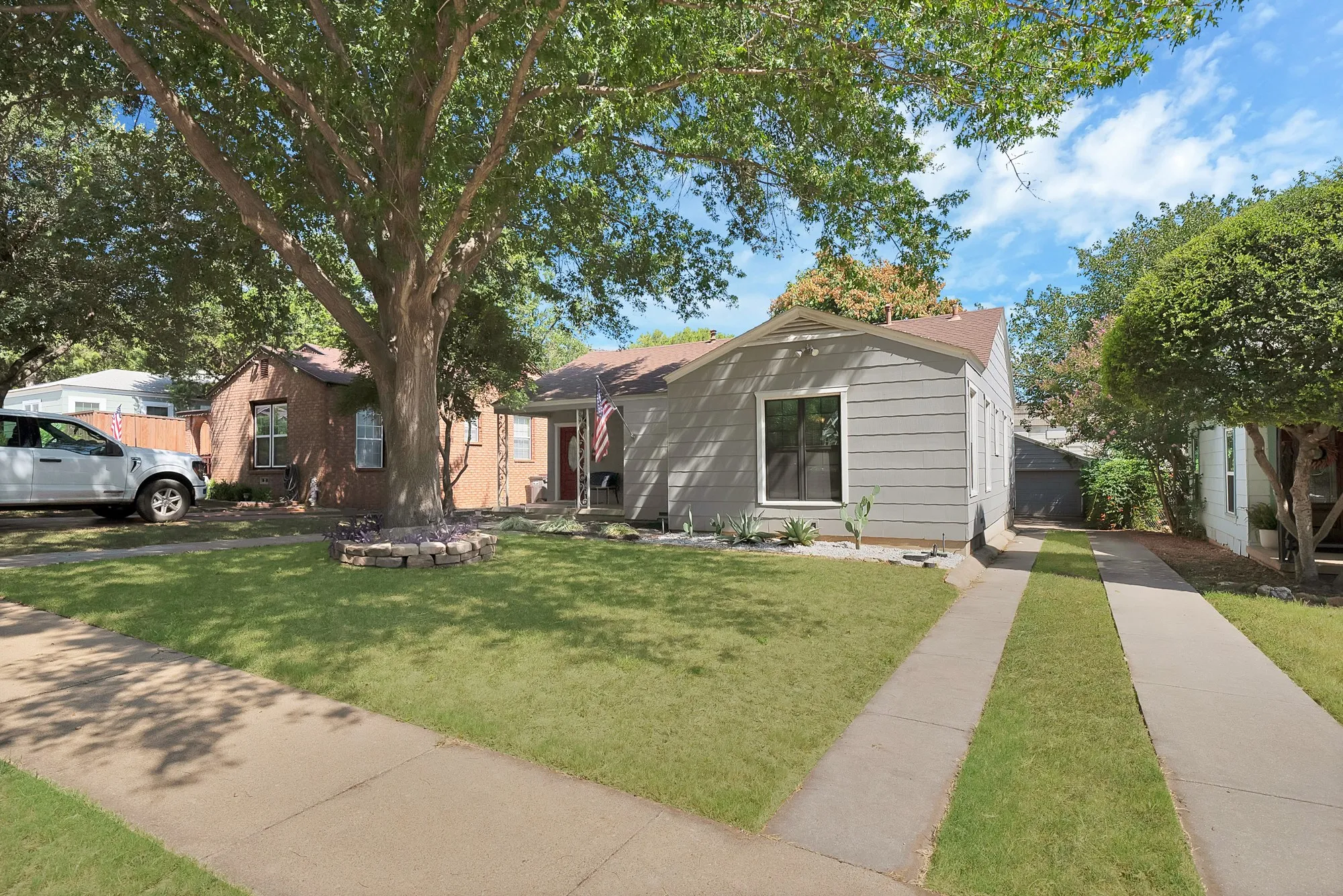 Single Family Residence For Sale in Tarrant County , 4028 Locke Avenue, Fort Worth, Texas 76107, 2 Bedroom, 1 Bathroom, 2 Garage spaces, 1,013 Sqft, built in 1943, mls#21353055, Real Estate Agent in Fort Worth, Homes For Sale in Tarrant county, Homes For Sale in Fort Worth, Realtor in Fort Worth Texas, Real Estate Brokerage Independent Realty Texas, Luminita Cordes Realtor