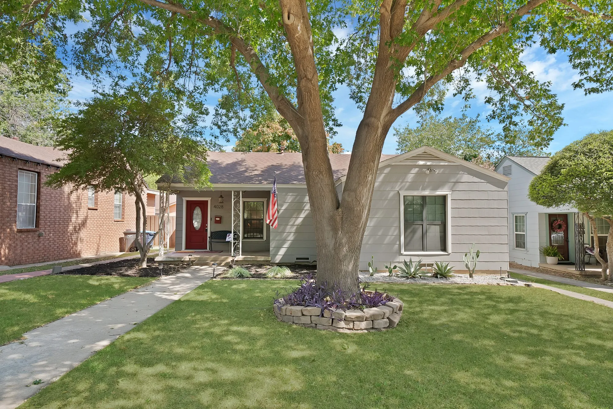 Single Family Residence For Sale in Tarrant County , 4028 Locke Avenue, Fort Worth, Texas 76107, 2 Bedroom, 1 Bathroom, 2 Garage spaces, 1,013 Sqft, built in 1943, mls#21353055, Real Estate Agent in Fort Worth, Homes For Sale in Tarrant county, Homes For Sale in Fort Worth, Realtor in Fort Worth Texas, Real Estate Brokerage Independent Realty Texas, Luminita Cordes Realtor