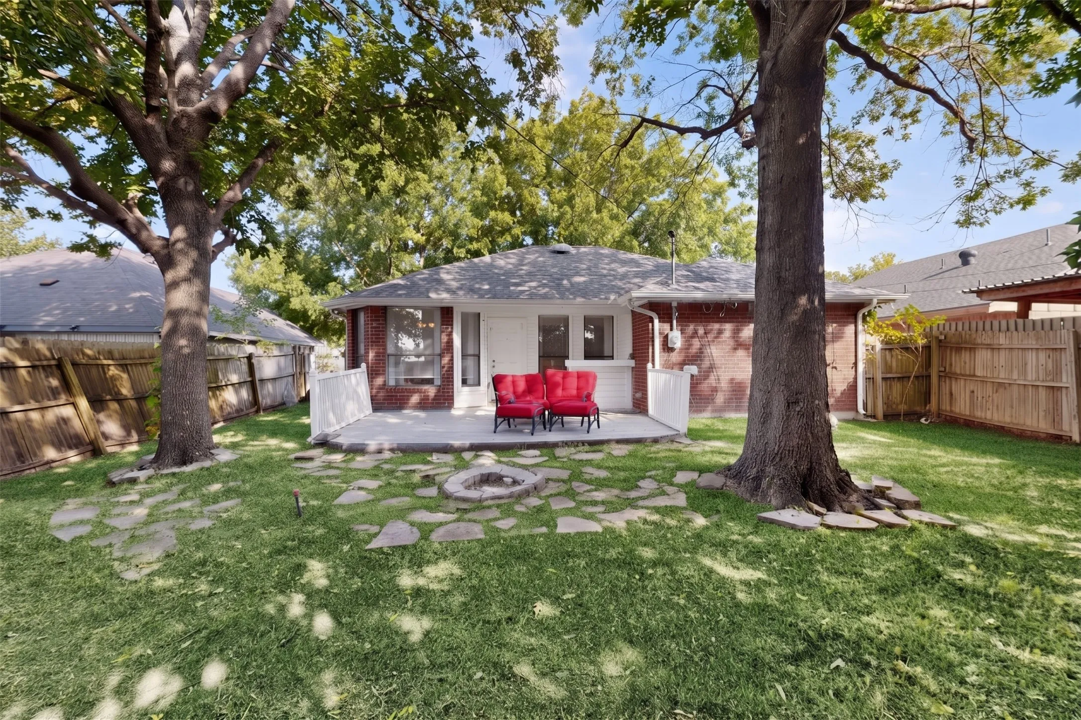 Single Family Residence For Sale in Rockwall County , 579 Trout Street, Rockwall, Texas 75032, 3 Bedroom, 2 Bathroom, 1 Garage spaces, 1,068 Sqft, built in 1986, mls#21353056, Real Estate Agent in Rockwall, Homes For Sale in Rockwall county, Homes For Sale in Rockwall, Realtor in Rockwall Texas, Real Estate Brokerage Independent Realty Texas, Luminita Cordes Realtor