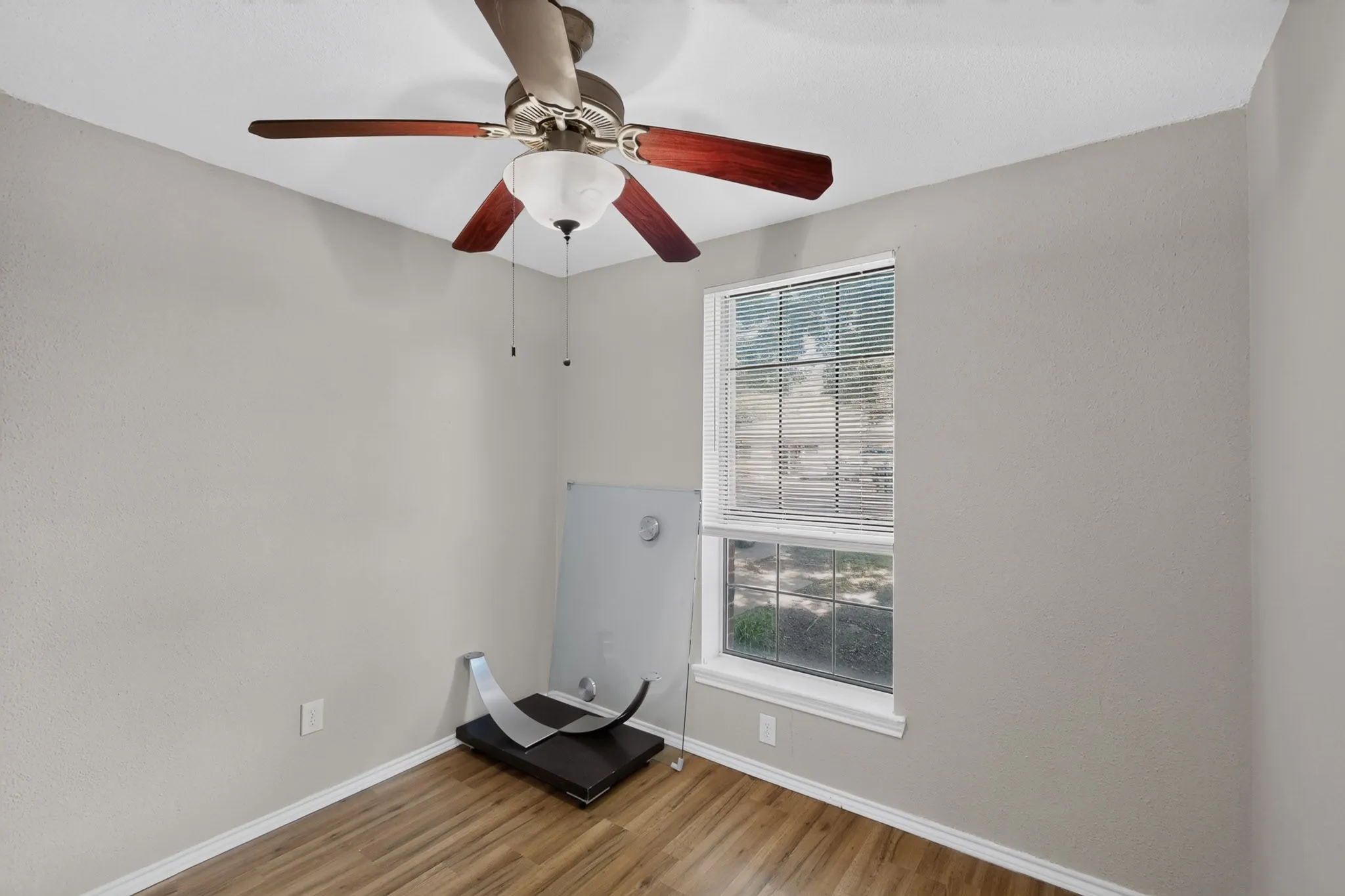 Single Family Residence For Sale in Rockwall County , 579 Trout Street, Rockwall, Texas 75032, 3 Bedroom, 2 Bathroom, 1 Garage spaces, 1,068 Sqft, built in 1986, mls#21353056, Real Estate Agent in Rockwall, Homes For Sale in Rockwall county, Homes For Sale in Rockwall, Realtor in Rockwall Texas, Real Estate Brokerage Independent Realty Texas, Luminita Cordes Realtor