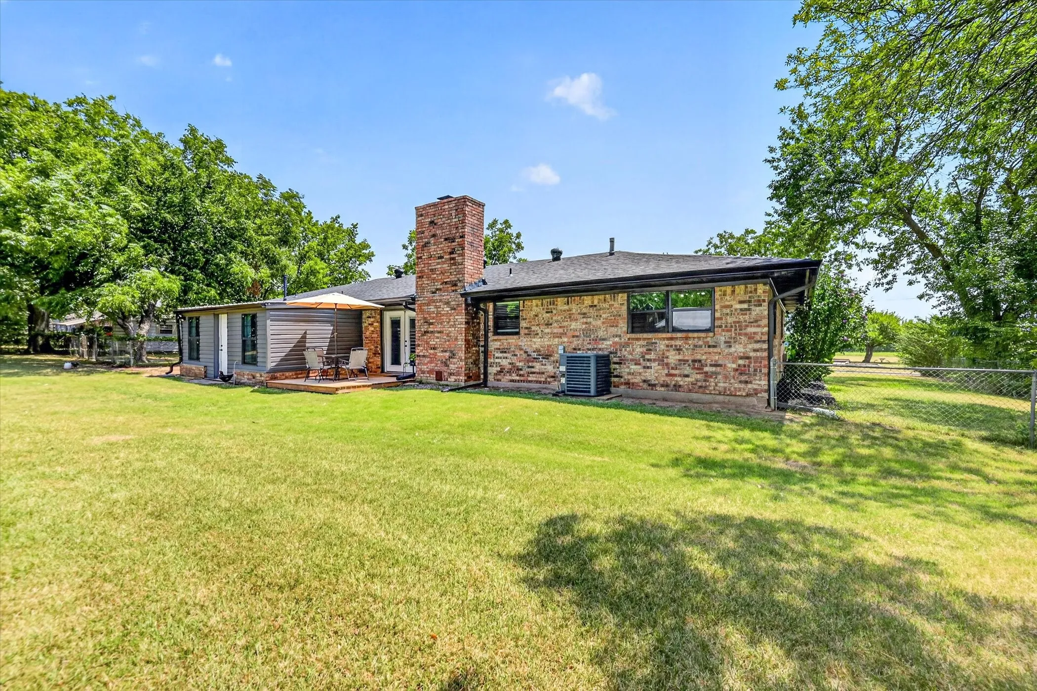 Single Family Residence For Sale in Grayson County , 507 W South Street, Whitesboro, Texas 76273, 4 Bedroom, 2 Bathroom, 2 Garage spaces, 1,922 Sqft, built in 1968, mls#21351711, Real Estate Agent in Whitesboro, Homes For Sale in Grayson county, Homes For Sale in Whitesboro, Realtor in Whitesboro Texas, Real Estate Brokerage Independent Realty Texas, Luminita Cordes Realtor