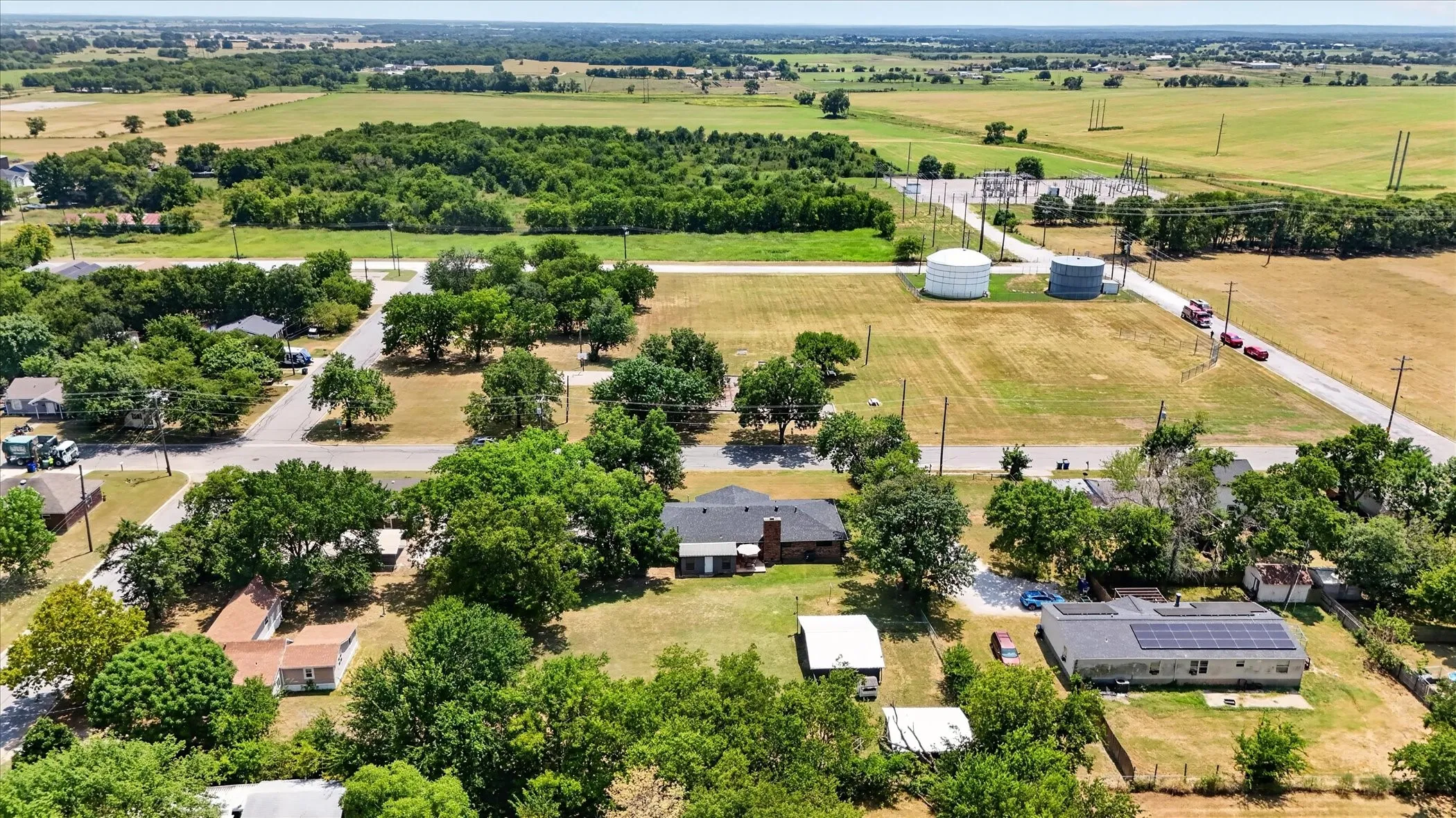 Single Family Residence For Sale in Grayson County , 507 W South Street, Whitesboro, Texas 76273, 4 Bedroom, 2 Bathroom, 2 Garage spaces, 1,922 Sqft, built in 1968, mls#21351711, Real Estate Agent in Whitesboro, Homes For Sale in Grayson county, Homes For Sale in Whitesboro, Realtor in Whitesboro Texas, Real Estate Brokerage Independent Realty Texas, Luminita Cordes Realtor