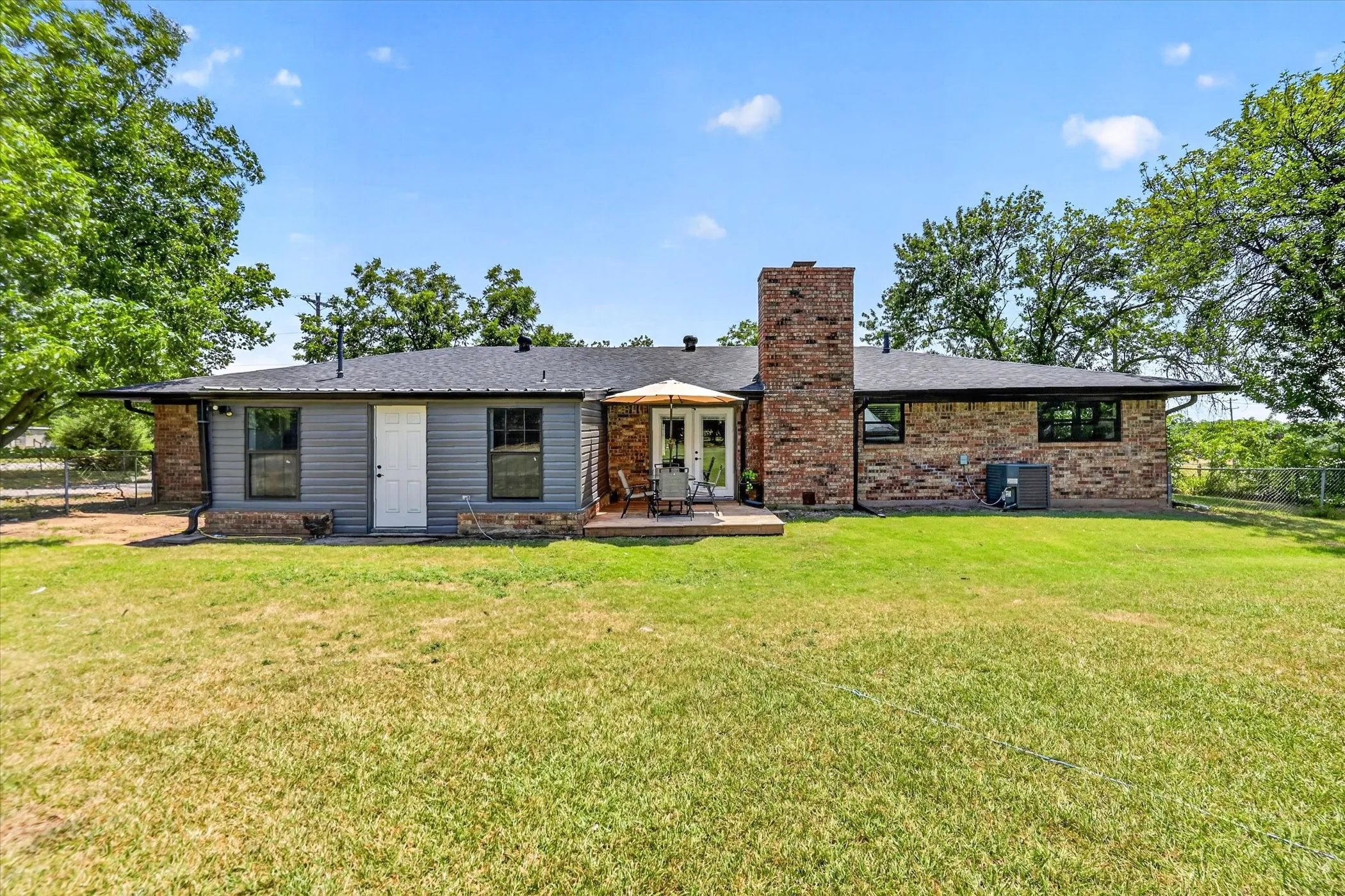 Single Family Residence For Sale in Grayson County , 507 W South Street, Whitesboro, Texas 76273, 4 Bedroom, 2 Bathroom, 2 Garage spaces, 1,922 Sqft, built in 1968, mls#21351711, Real Estate Agent in Whitesboro, Homes For Sale in Grayson county, Homes For Sale in Whitesboro, Realtor in Whitesboro Texas, Real Estate Brokerage Independent Realty Texas, Luminita Cordes Realtor