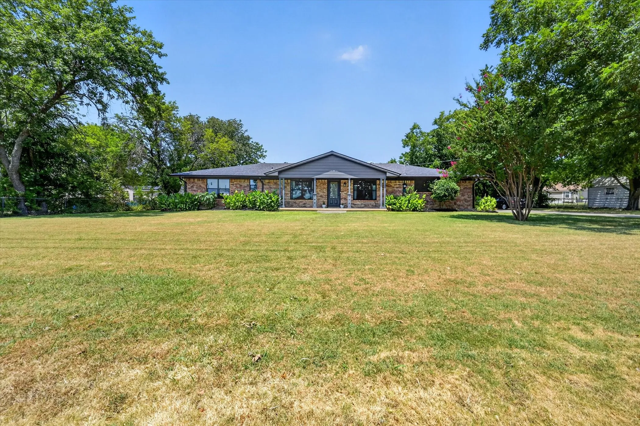Single Family Residence For Sale in Grayson County , 507 W South Street, Whitesboro, Texas 76273, 4 Bedroom, 2 Bathroom, 2 Garage spaces, 1,922 Sqft, built in 1968, mls#21351711, Real Estate Agent in Whitesboro, Homes For Sale in Grayson county, Homes For Sale in Whitesboro, Realtor in Whitesboro Texas, Real Estate Brokerage Independent Realty Texas, Luminita Cordes Realtor