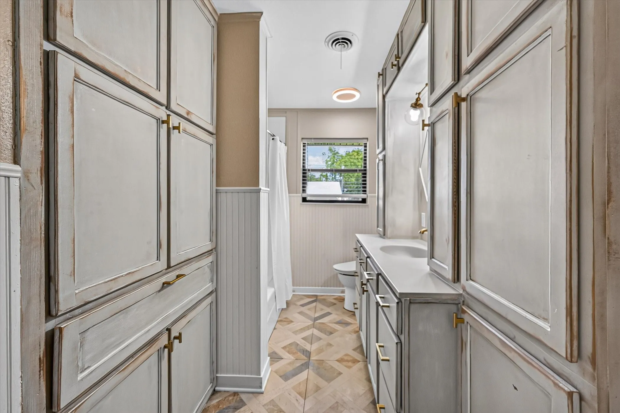 Single Family Residence For Sale in Grayson County , 507 W South Street, Whitesboro, Texas 76273, 4 Bedroom, 2 Bathroom, 2 Garage spaces, 1,922 Sqft, built in 1968, mls#21351711, Real Estate Agent in Whitesboro, Homes For Sale in Grayson county, Homes For Sale in Whitesboro, Realtor in Whitesboro Texas, Real Estate Brokerage Independent Realty Texas, Luminita Cordes Realtor