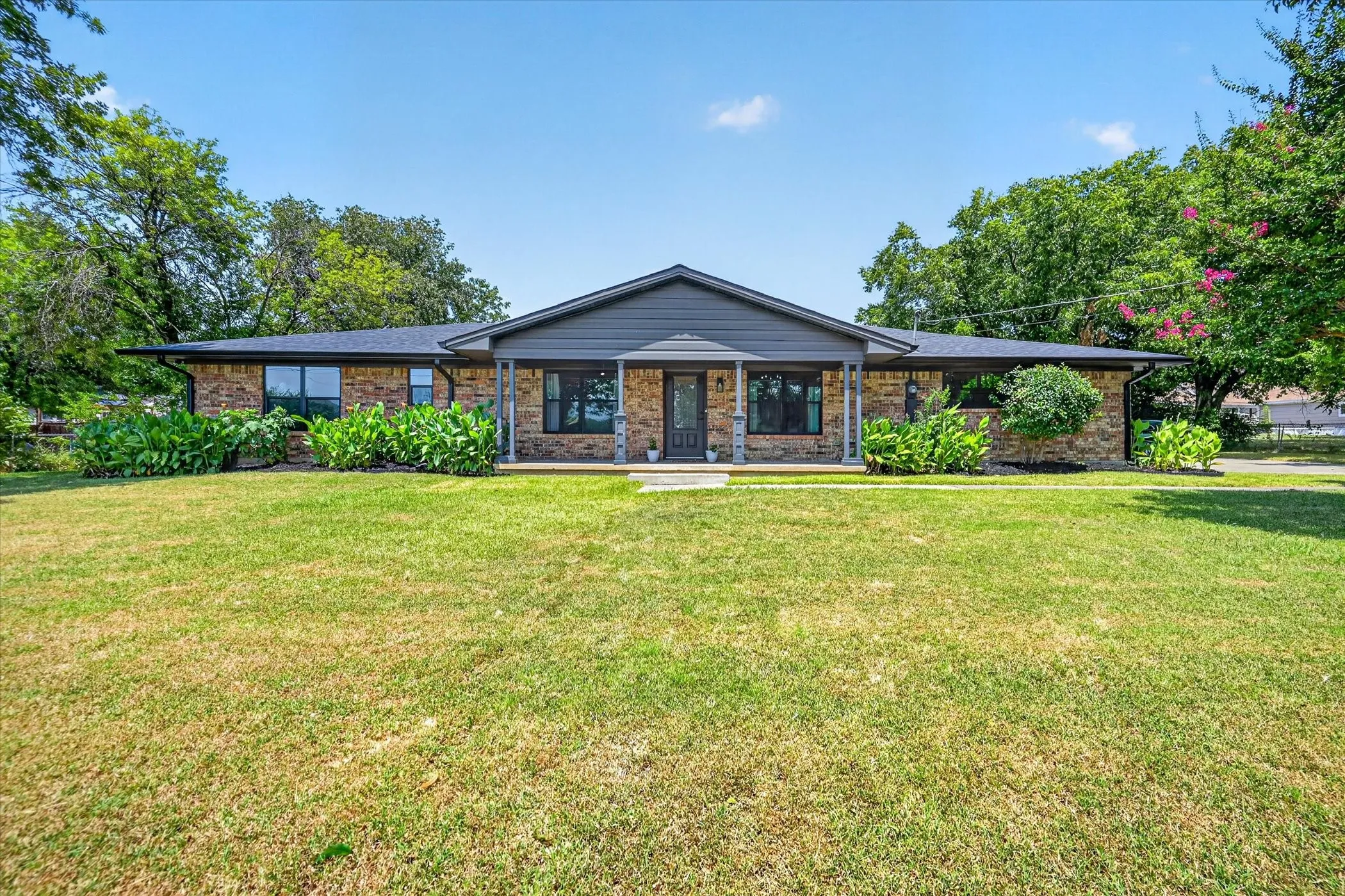 Single Family Residence For Sale in Grayson County , 507 W South Street, Whitesboro, Texas 76273, 4 Bedroom, 2 Bathroom, 2 Garage spaces, 1,922 Sqft, built in 1968, mls#21351711, Real Estate Agent in Whitesboro, Homes For Sale in Grayson county, Homes For Sale in Whitesboro, Realtor in Whitesboro Texas, Real Estate Brokerage Independent Realty Texas, Luminita Cordes Realtor