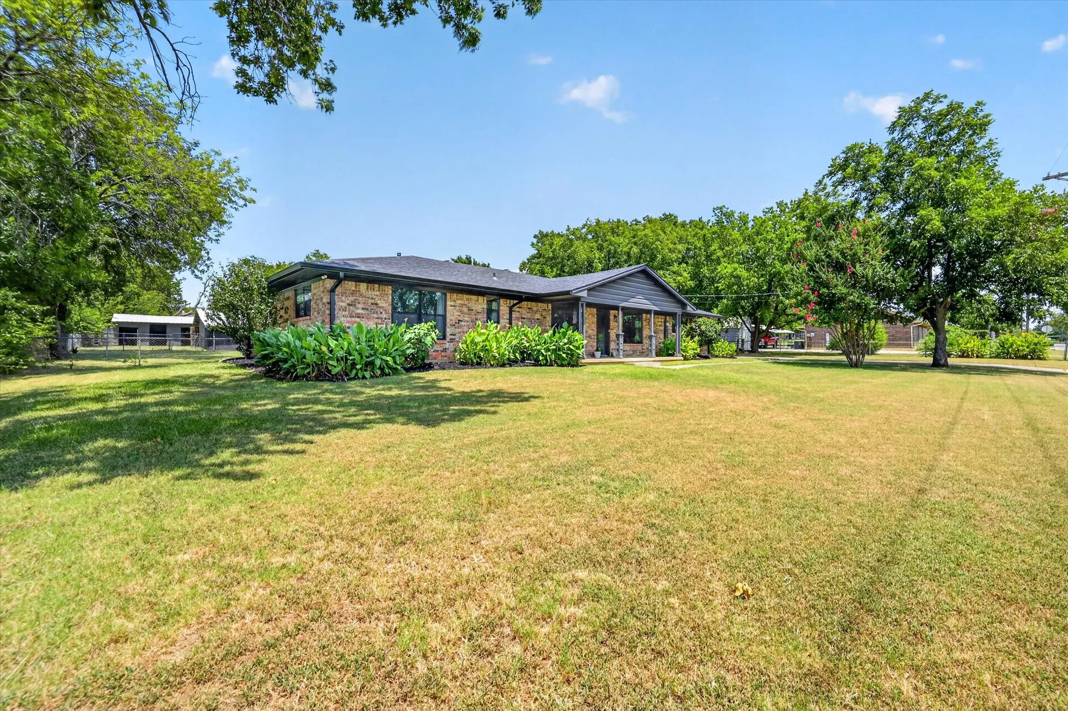 Single Family Residence For Sale in Grayson County , 507 W South Street, Whitesboro, Texas 76273, 4 Bedroom, 2 Bathroom, 2 Garage spaces, 1,922 Sqft, built in 1968, mls#21351711, Real Estate Agent in Whitesboro, Homes For Sale in Grayson county, Homes For Sale in Whitesboro, Realtor in Whitesboro Texas, Real Estate Brokerage Independent Realty Texas, Luminita Cordes Realtor