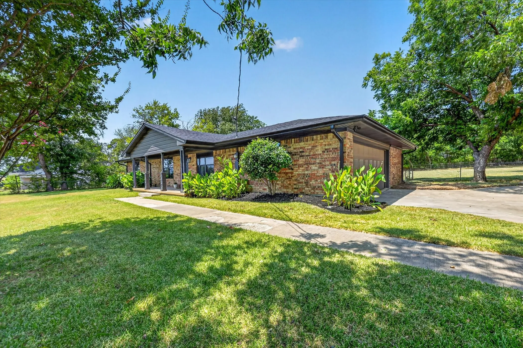 Single Family Residence For Sale in Grayson County , 507 W South Street, Whitesboro, Texas 76273, 4 Bedroom, 2 Bathroom, 2 Garage spaces, 1,922 Sqft, built in 1968, mls#21351711, Real Estate Agent in Whitesboro, Homes For Sale in Grayson county, Homes For Sale in Whitesboro, Realtor in Whitesboro Texas, Real Estate Brokerage Independent Realty Texas, Luminita Cordes Realtor