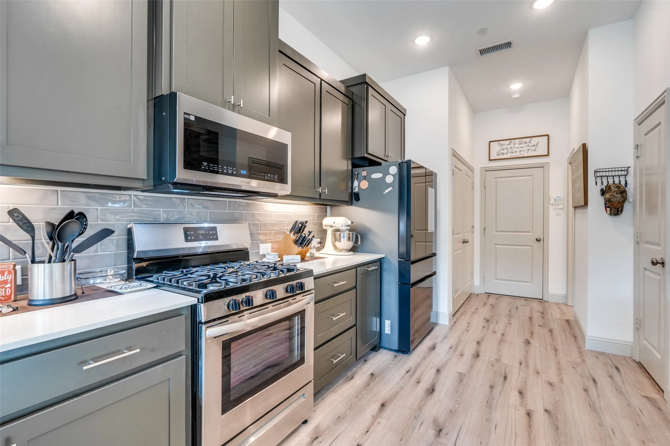 Townhouse For Rent in Dallas County , 7139 Buchanan, Grand Prairie, Texas 75054, 3 Bedroom, 3 Bathroom, 2 Garage spaces, 2,257 Sqft, built in 2023, mls#21345217, Real Estate Agent in Grand Prairie, Homes For Rent in Dallas county, Homes For Rent in Grand Prairie, Realtor in Grand Prairie Texas, Real Estate Brokerage Independent Realty Texas, Luminita Cordes Realtor