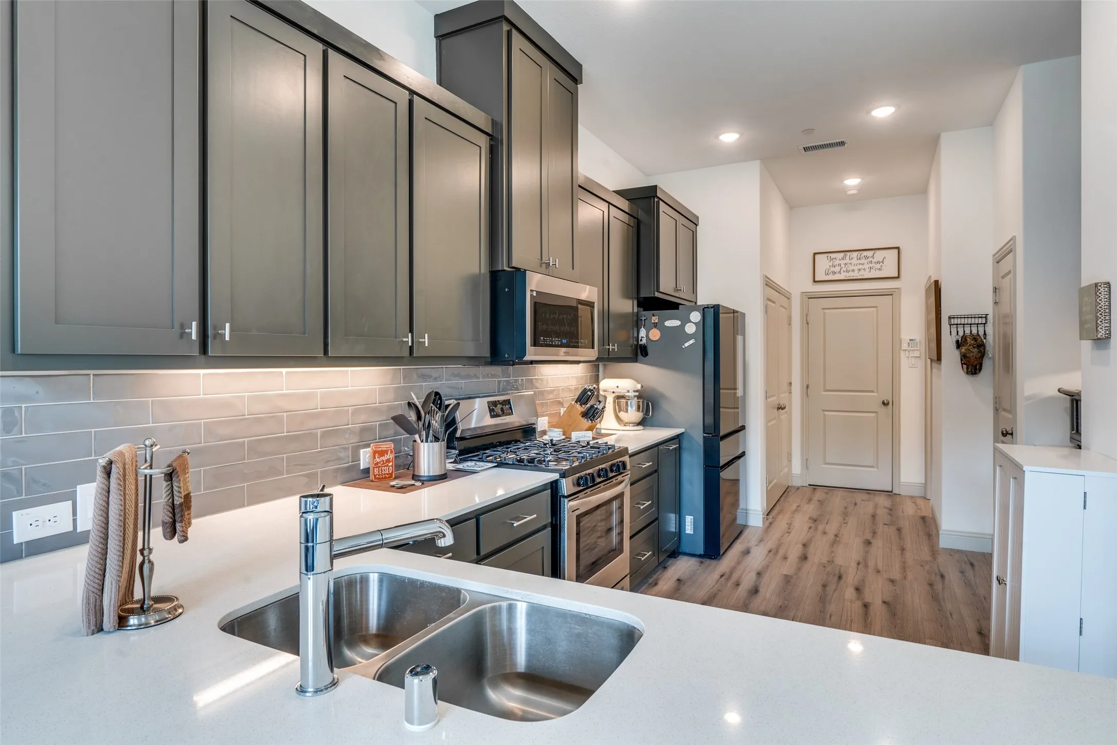 Townhouse For Rent in Dallas County , 7139 Buchanan, Grand Prairie, Texas 75054, 3 Bedroom, 3 Bathroom, 2 Garage spaces, 2,257 Sqft, built in 2023, mls#21345217, Real Estate Agent in Grand Prairie, Homes For Rent in Dallas county, Homes For Rent in Grand Prairie, Realtor in Grand Prairie Texas, Real Estate Brokerage Independent Realty Texas, Luminita Cordes Realtor