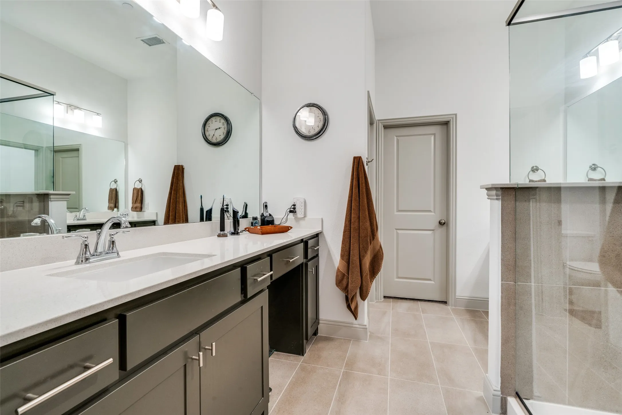 Townhouse For Rent in Dallas County , 7139 Buchanan, Grand Prairie, Texas 75054, 3 Bedroom, 3 Bathroom, 2 Garage spaces, 2,257 Sqft, built in 2023, mls#21345217, Real Estate Agent in Grand Prairie, Homes For Rent in Dallas county, Homes For Rent in Grand Prairie, Realtor in Grand Prairie Texas, Real Estate Brokerage Independent Realty Texas, Luminita Cordes Realtor