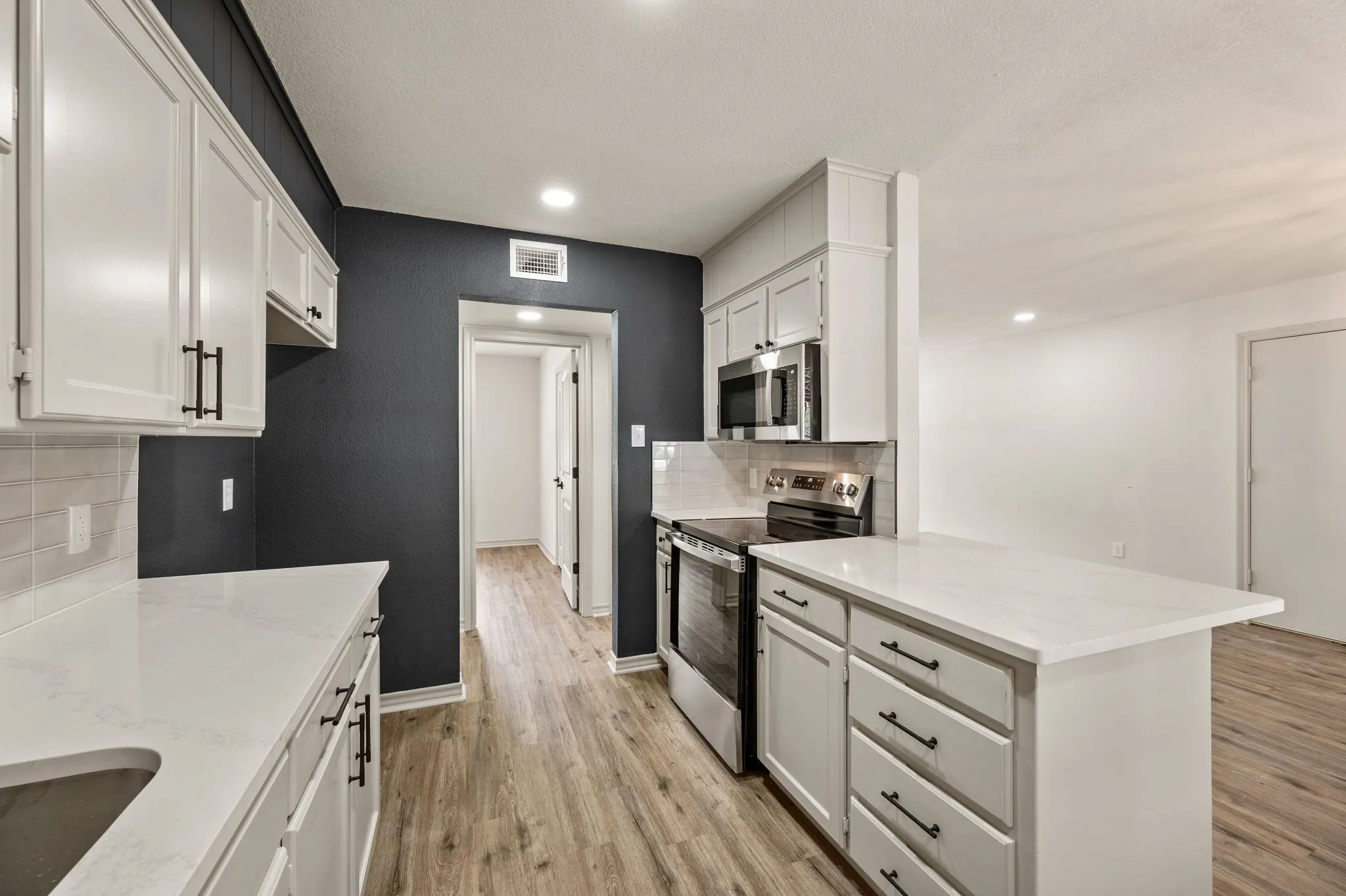 Single Family Residence For Sale in Tarrant County , 1409 Scotland Avenue, Azle, Texas 76020, 3 Bedroom, 1 Bathroom, 1 Garage spaces, 1,124 Sqft, built in 1991, mls#21353036, Real Estate Agent in Azle, Homes For Sale in Tarrant county, Homes For Sale in Azle, Realtor in Azle Texas, Real Estate Brokerage Independent Realty Texas, Luminita Cordes Realtor