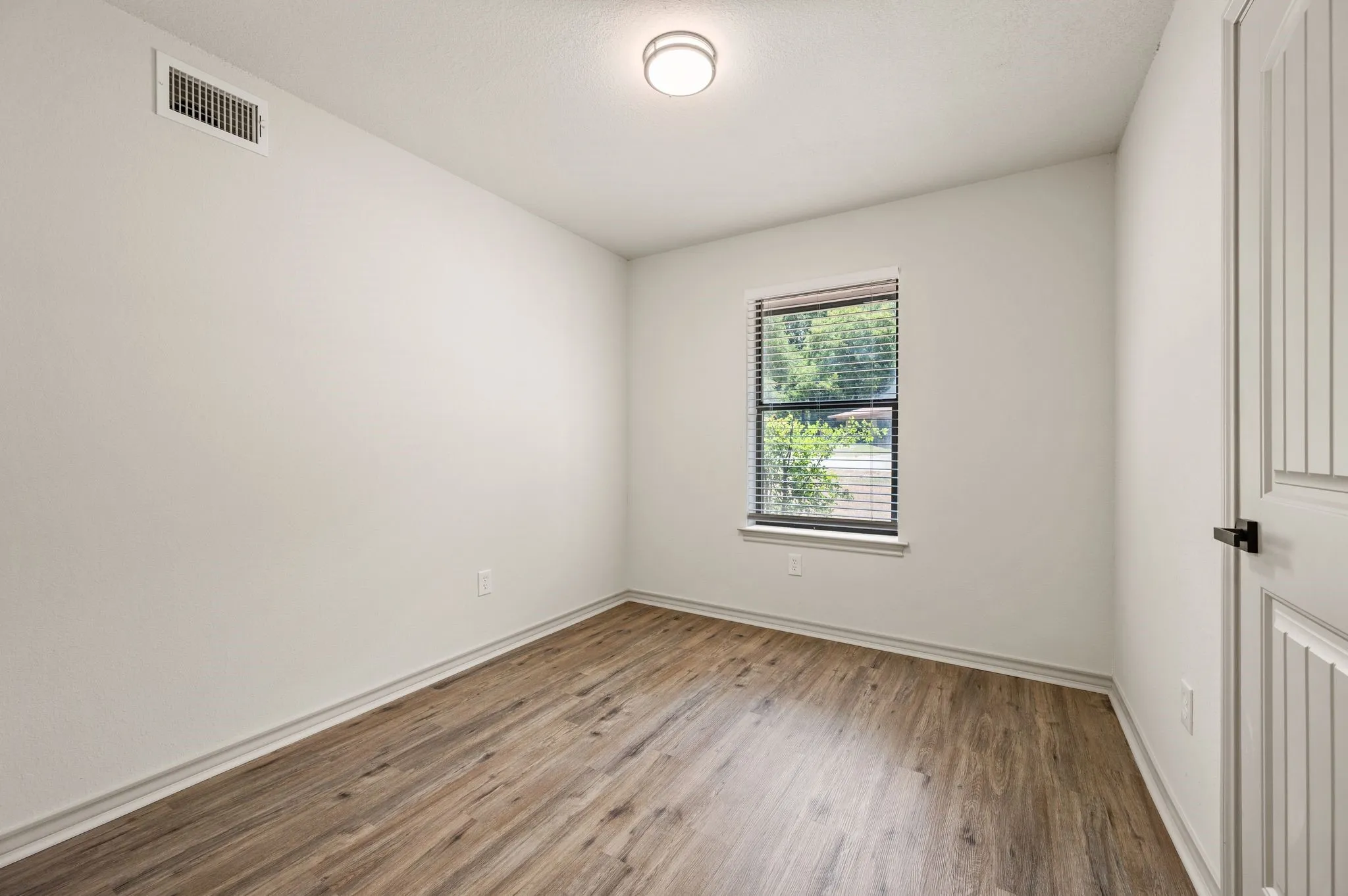 Single Family Residence For Sale in Tarrant County , 1409 Scotland Avenue, Azle, Texas 76020, 3 Bedroom, 1 Bathroom, 1 Garage spaces, 1,124 Sqft, built in 1991, mls#21353036, Real Estate Agent in Azle, Homes For Sale in Tarrant county, Homes For Sale in Azle, Realtor in Azle Texas, Real Estate Brokerage Independent Realty Texas, Luminita Cordes Realtor