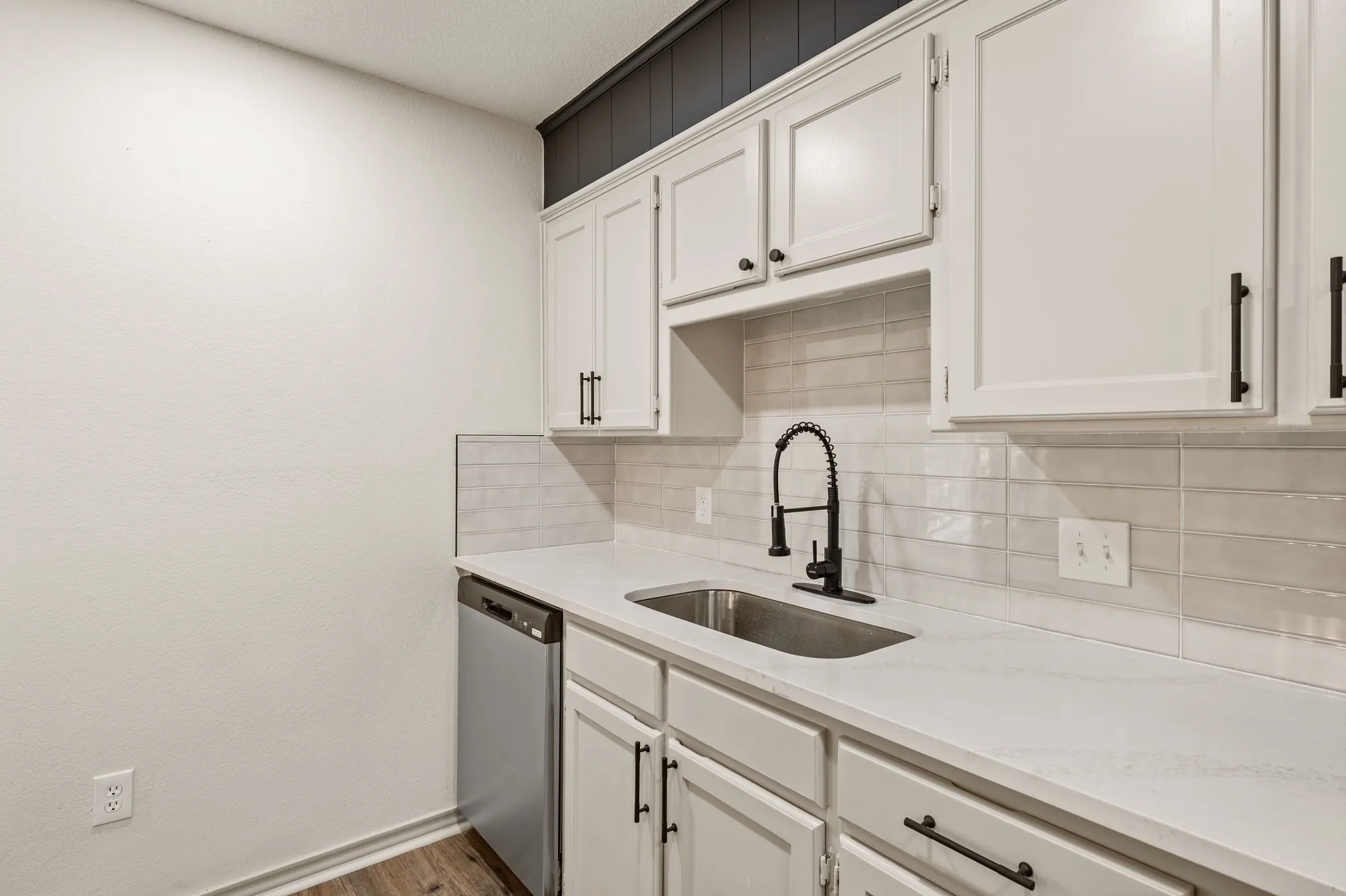 Single Family Residence For Sale in Tarrant County , 1409 Scotland Avenue, Azle, Texas 76020, 3 Bedroom, 1 Bathroom, 1 Garage spaces, 1,124 Sqft, built in 1991, mls#21353036, Real Estate Agent in Azle, Homes For Sale in Tarrant county, Homes For Sale in Azle, Realtor in Azle Texas, Real Estate Brokerage Independent Realty Texas, Luminita Cordes Realtor