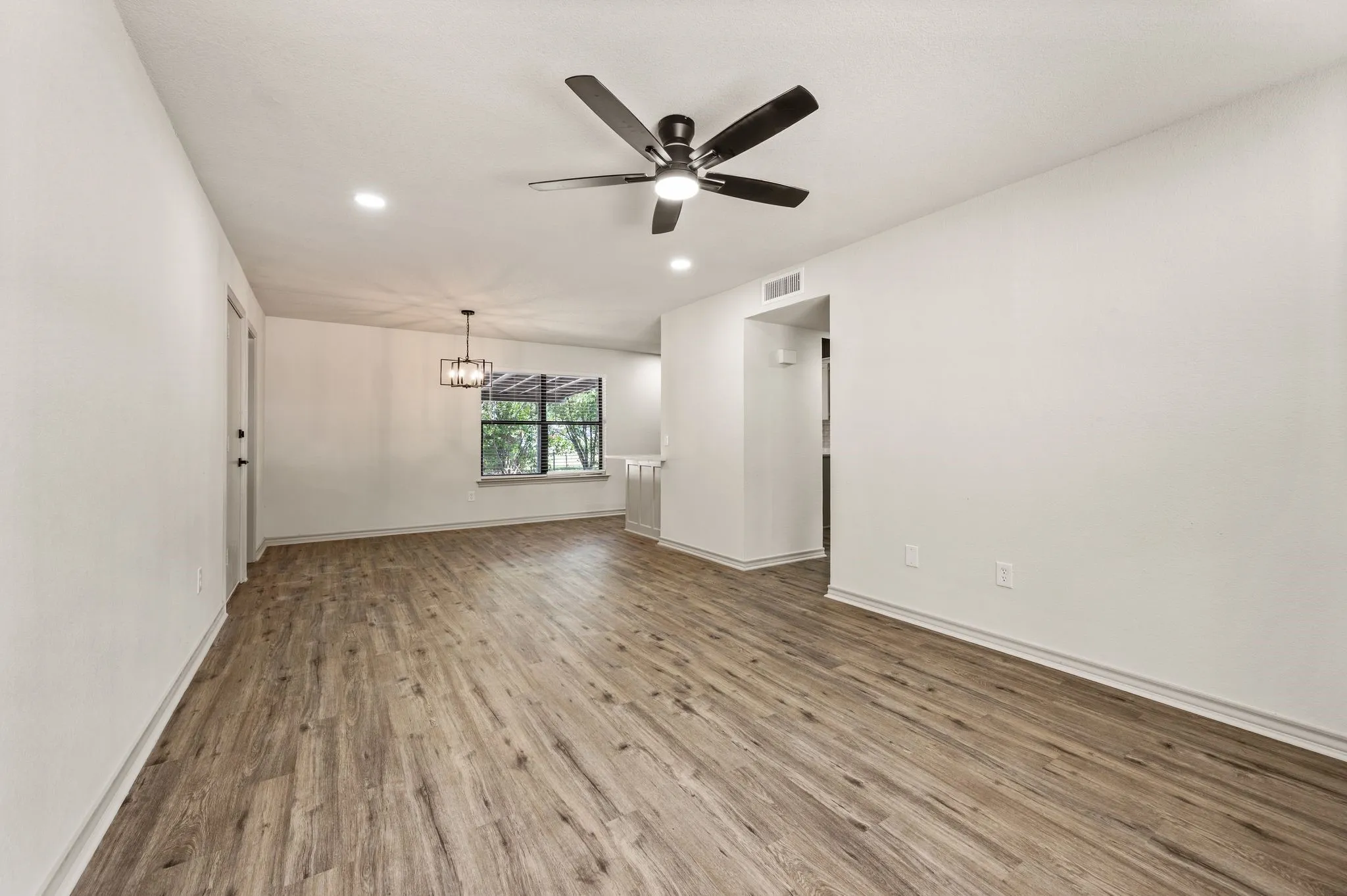 Single Family Residence For Sale in Tarrant County , 1409 Scotland Avenue, Azle, Texas 76020, 3 Bedroom, 1 Bathroom, 1 Garage spaces, 1,124 Sqft, built in 1991, mls#21353036, Real Estate Agent in Azle, Homes For Sale in Tarrant county, Homes For Sale in Azle, Realtor in Azle Texas, Real Estate Brokerage Independent Realty Texas, Luminita Cordes Realtor