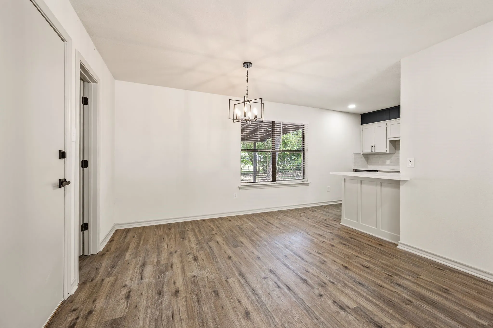 Single Family Residence For Sale in Tarrant County , 1409 Scotland Avenue, Azle, Texas 76020, 3 Bedroom, 1 Bathroom, 1 Garage spaces, 1,124 Sqft, built in 1991, mls#21353036, Real Estate Agent in Azle, Homes For Sale in Tarrant county, Homes For Sale in Azle, Realtor in Azle Texas, Real Estate Brokerage Independent Realty Texas, Luminita Cordes Realtor